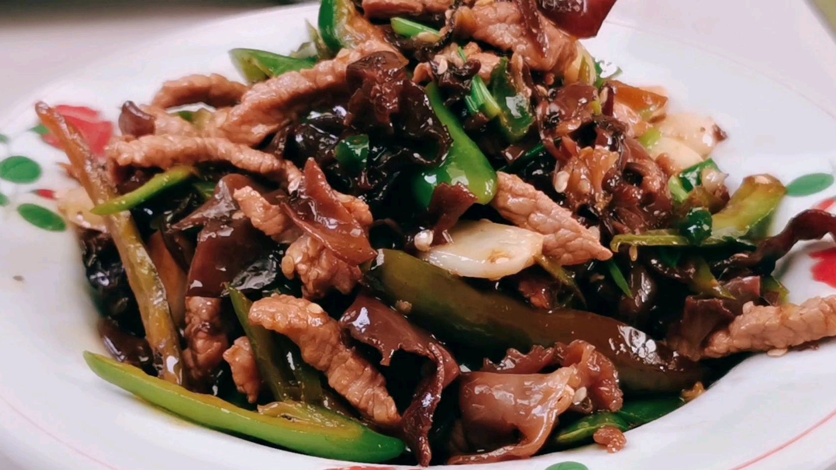大厨教你:“黑木耳炒肉”的家常做法,味道口感都很不错,收藏了
