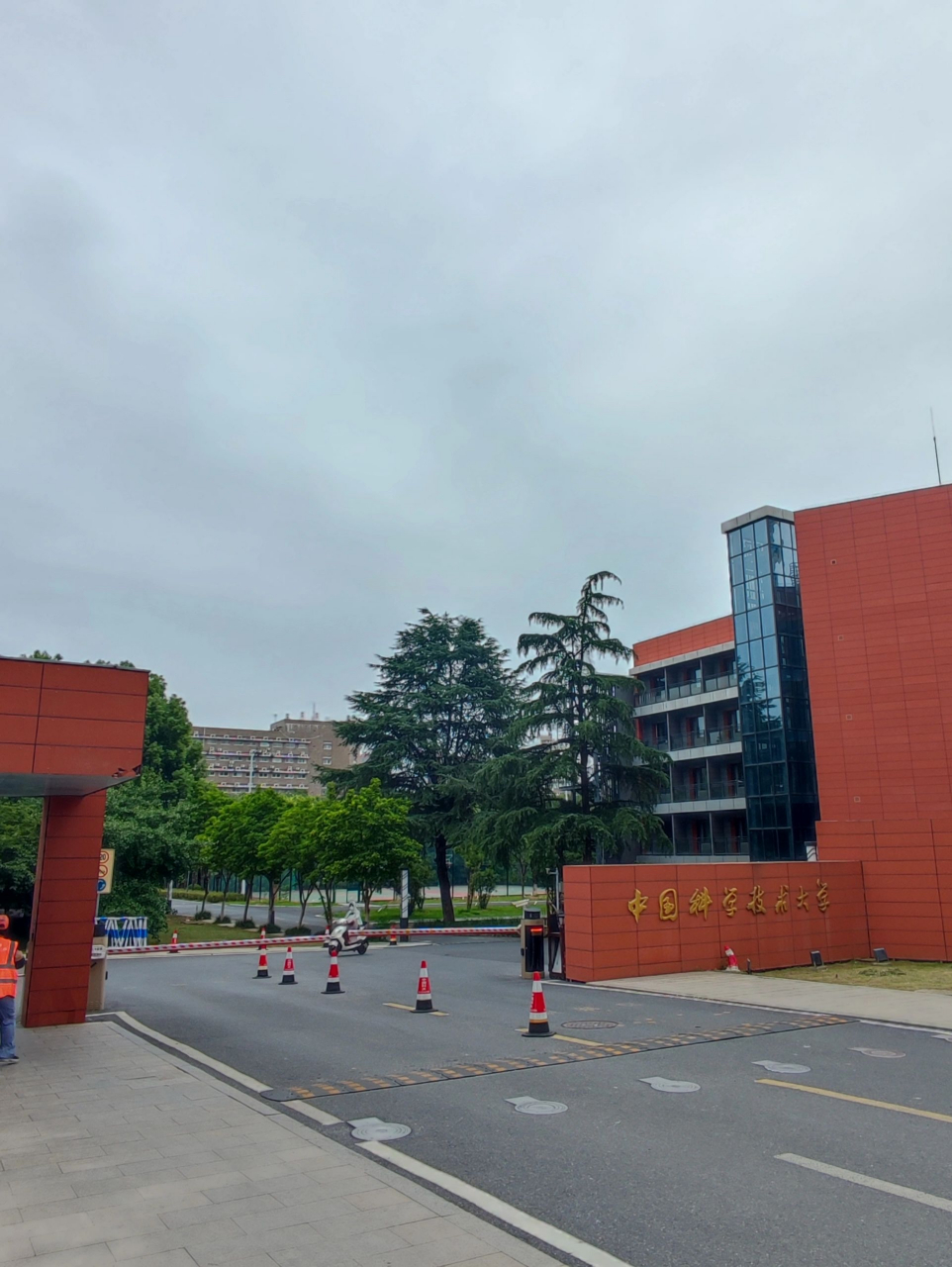 越是厉害的大学,门头就越低调.