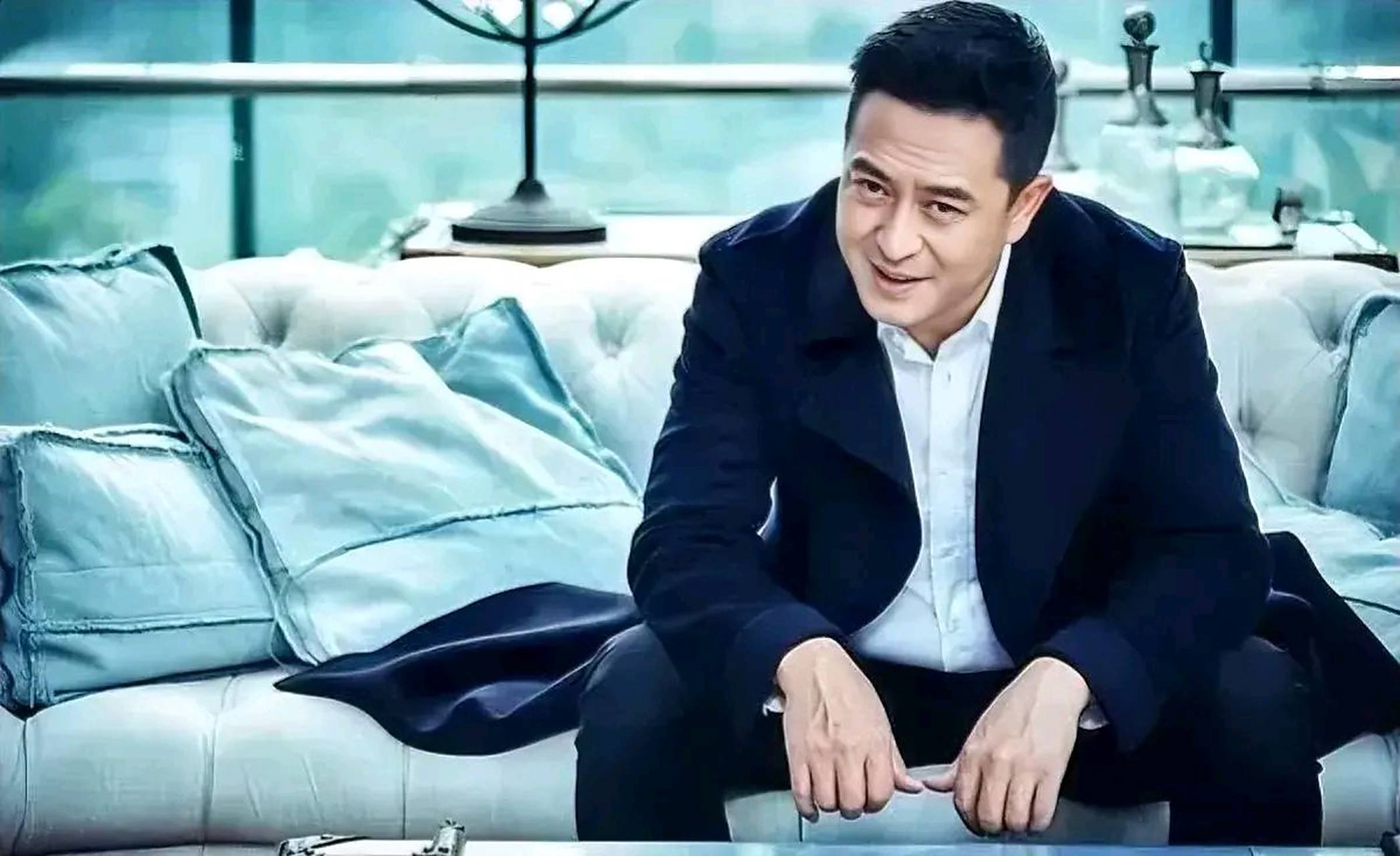 张嘉译在拍摄电视剧《一仆二主》时,有一次需要在寒冷的天气里拍摄吃