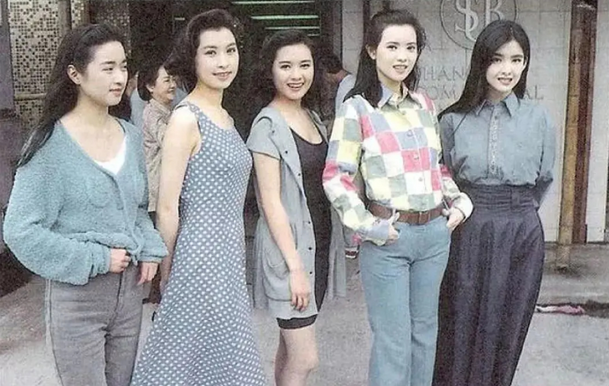 90年代,"大时代五美"的惊艳留影,照片中左起分别是杨羚,郭蔼明,李丽珍