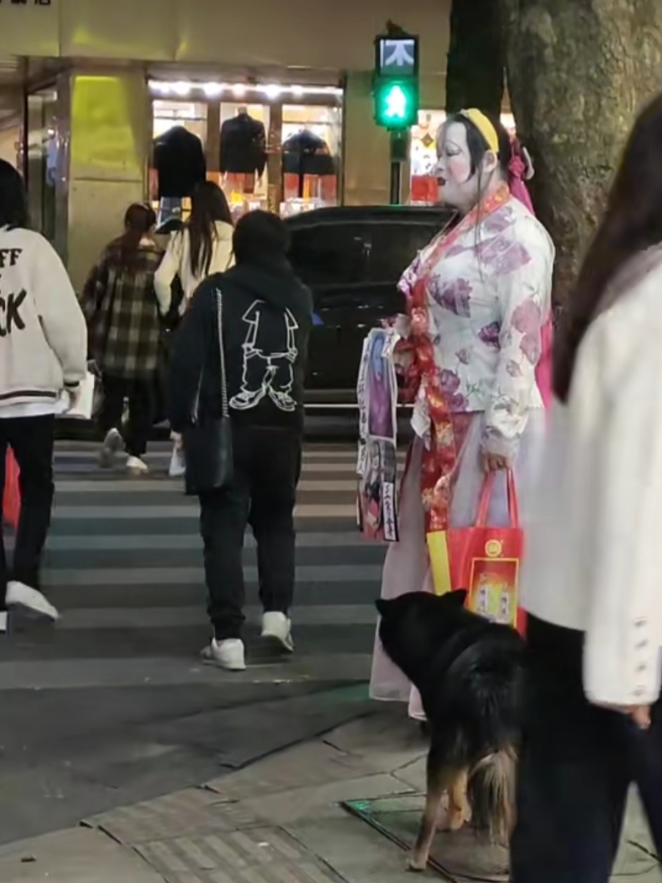 事情发生在杭州桐庐,男子多年前生意失败,老婆跟着别人跑了,自此之后