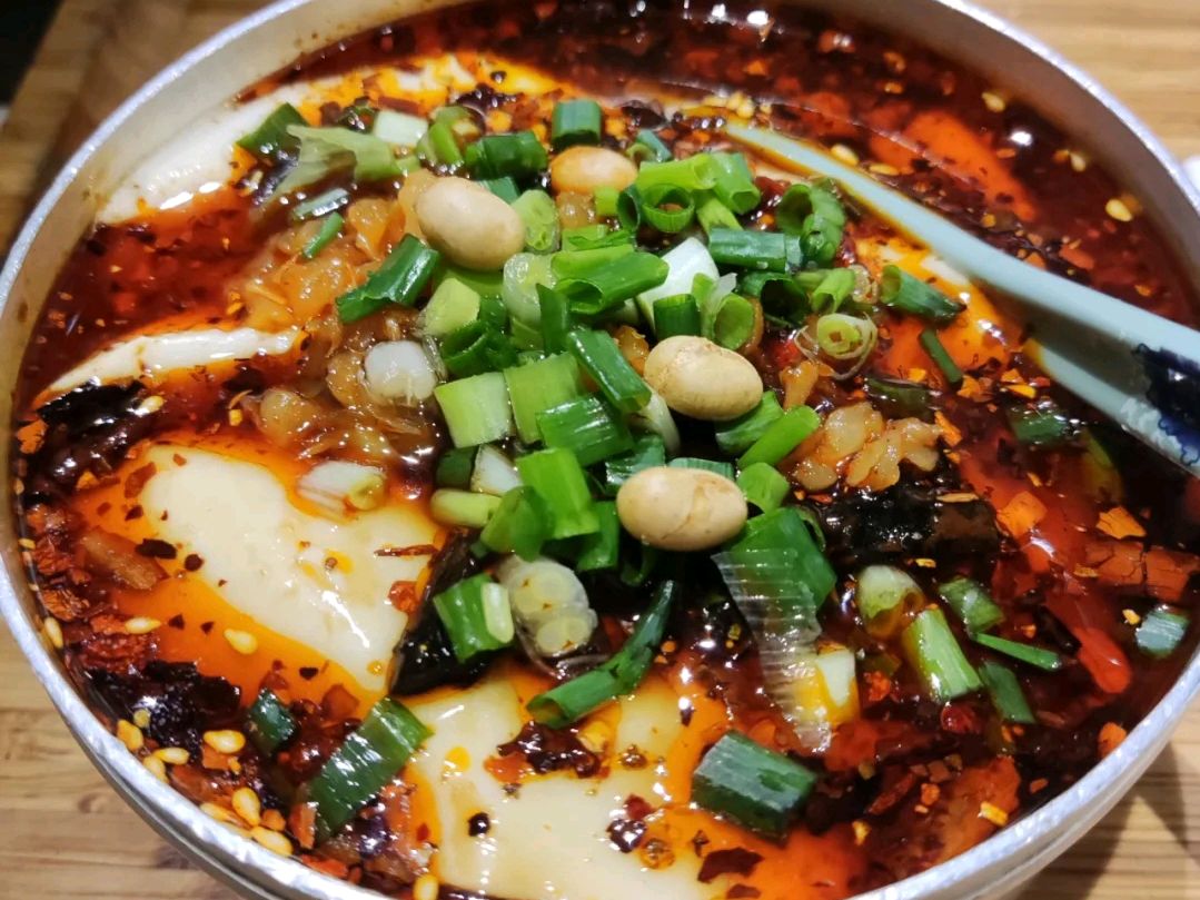 四川乐山"豪气"脑花面,一碗面放四个大脑花,每天消耗百头猪脑