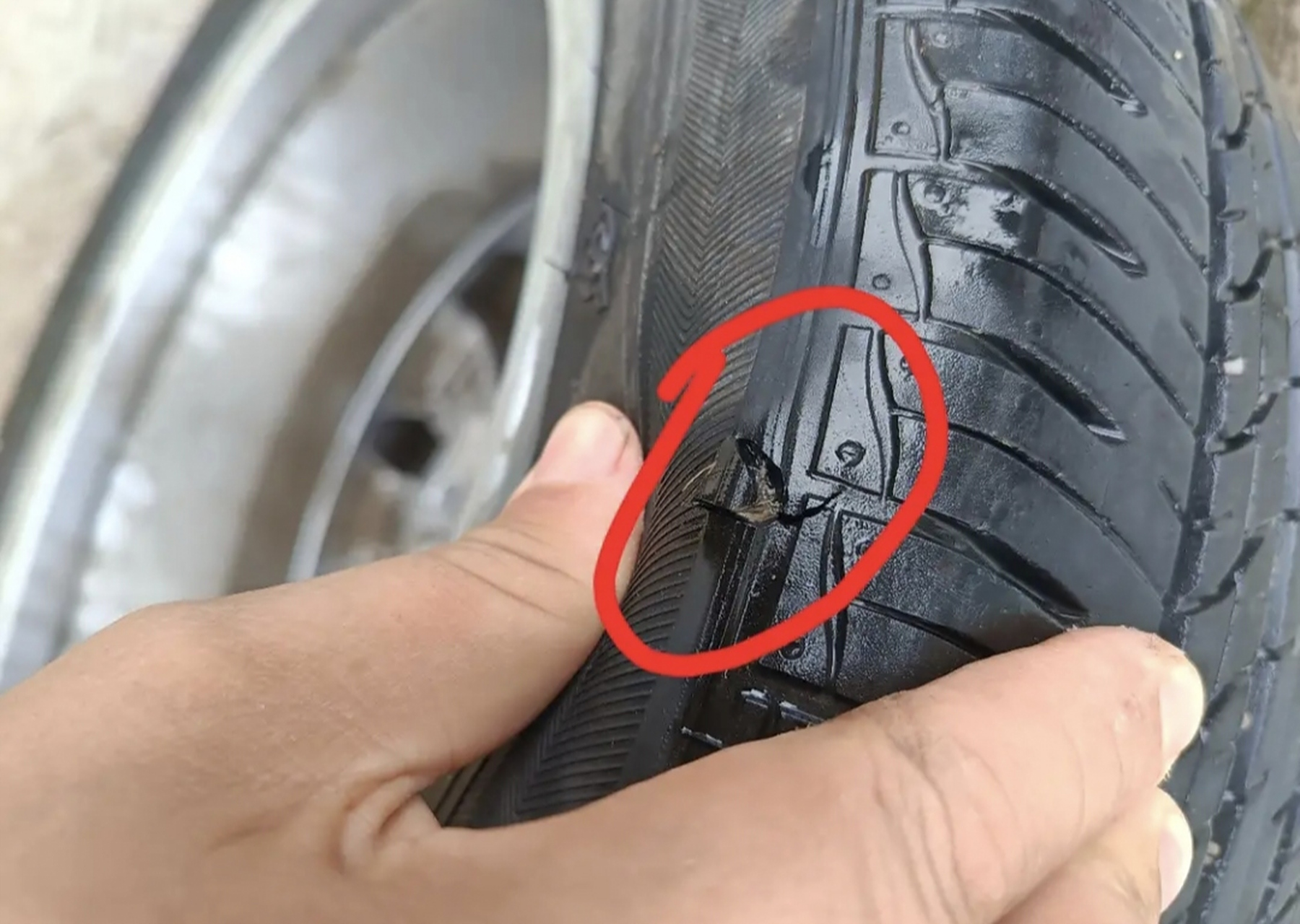 请教一下,轮胎像这样破了个小口子,有必要换新胎吗?