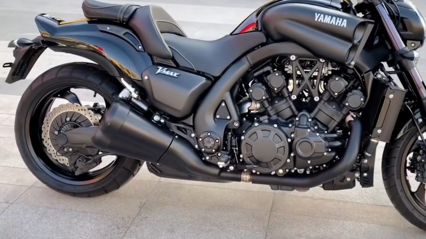 雅马哈一款排量1700排量的街车,外号"大魔鬼",机械感十足