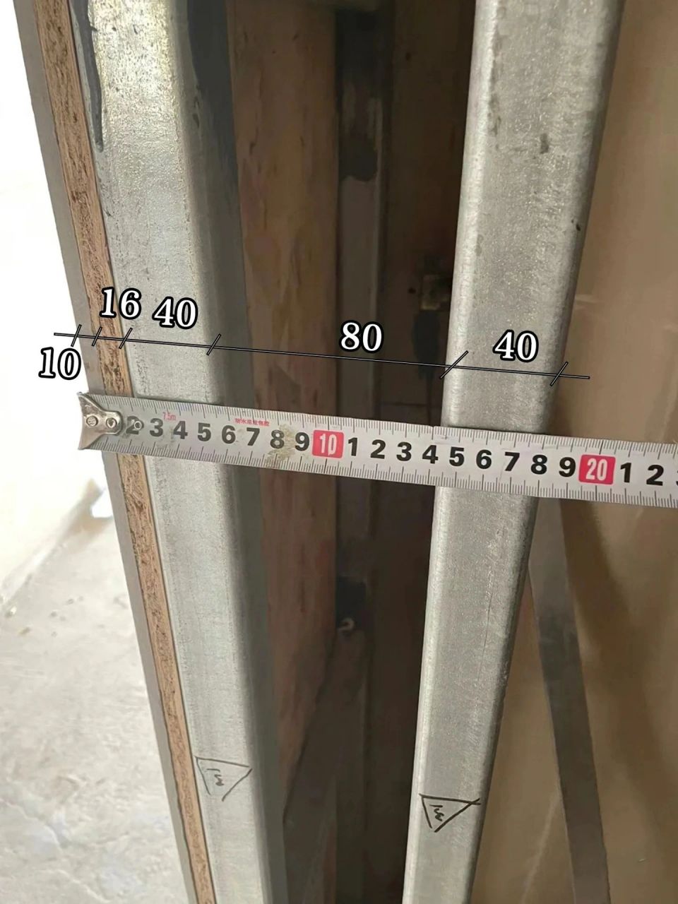 口袋门的施工现场安装过程实拍  1, 钢架施工 用40*40的镀锌方管icon