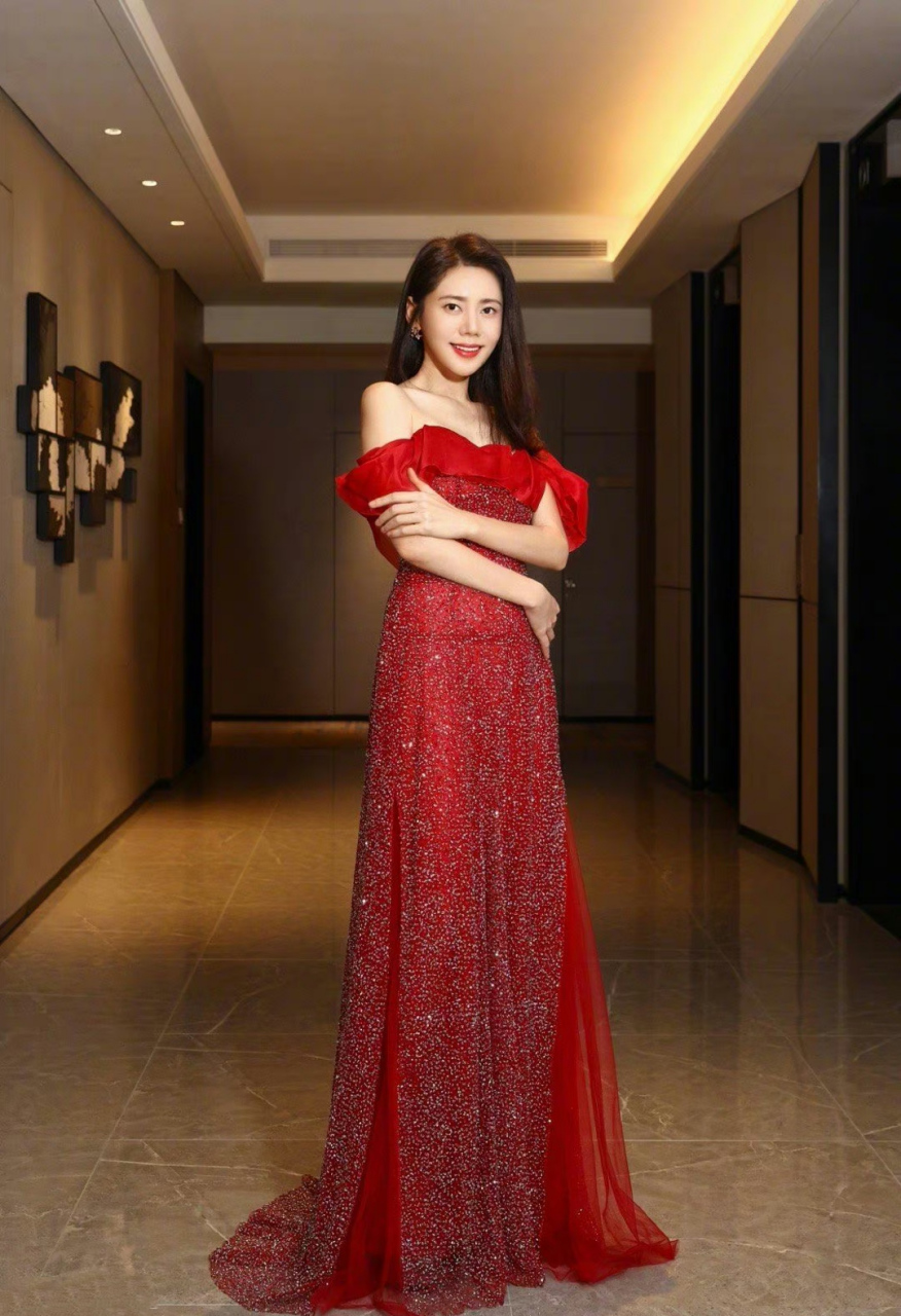 秋瓷炫# 一袭红色镶钻抹胸溜肩群,雪肤玉貌的颜值,丰腴曼妙的事业线
