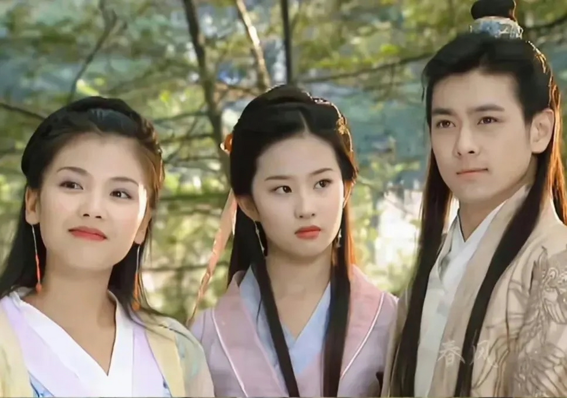 本来当时24岁的刘涛已经够美貌了,但在更美貌的15岁刘亦菲面前也不得