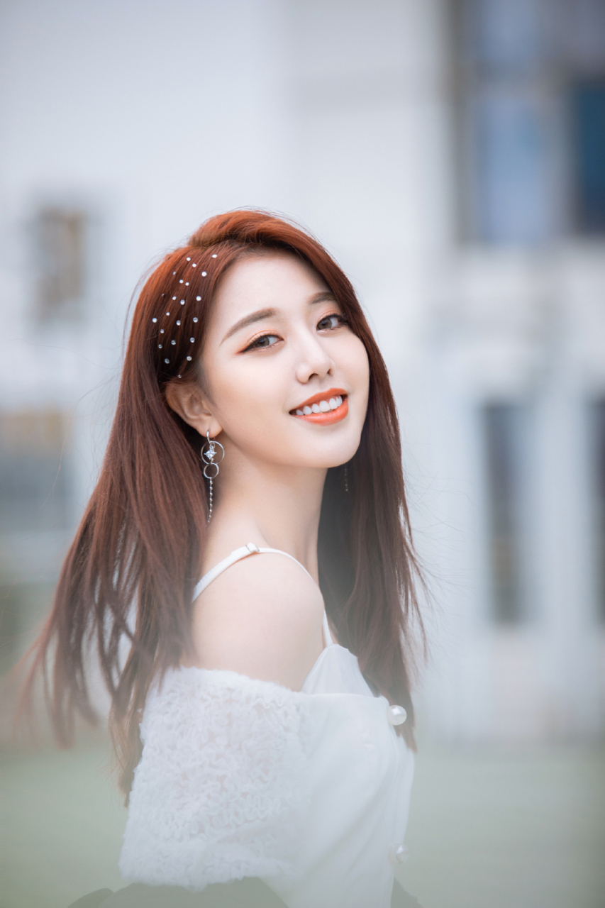 刘人语(reyi),2001年10月10日出生于四川省德阳市,中国内地流行乐女