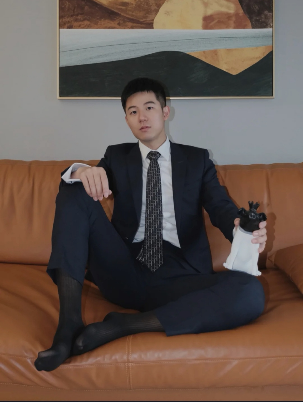 今天给大家带来一枚长相斯文,气质呆萌的黑袜正装帅哥.