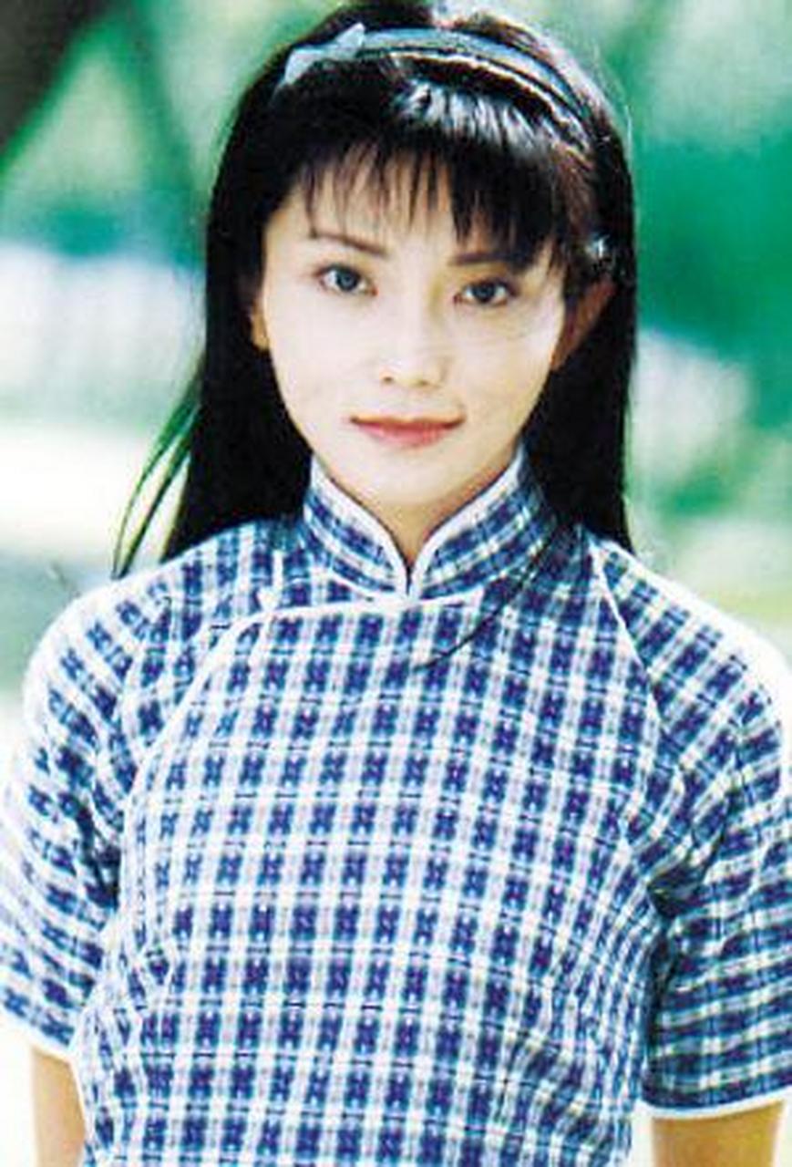 李钰靠出演《情深深雨濛濛》中方瑜走红,曾被人誉为"小林青霞",连京城