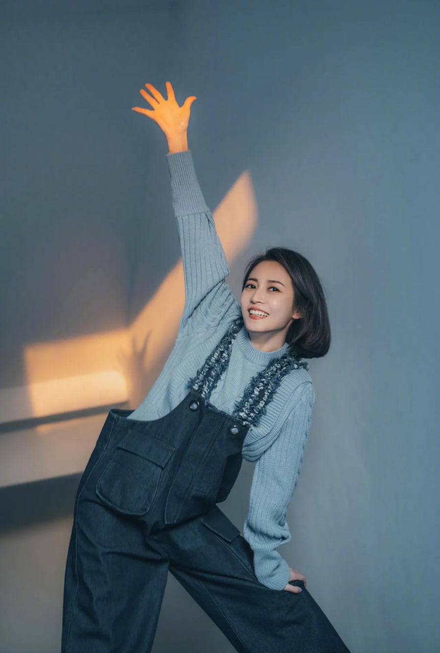 女神陈钰琪,休闲装打扮,俏皮又可爱.#陈钰琪# #金秋图文动态创作节