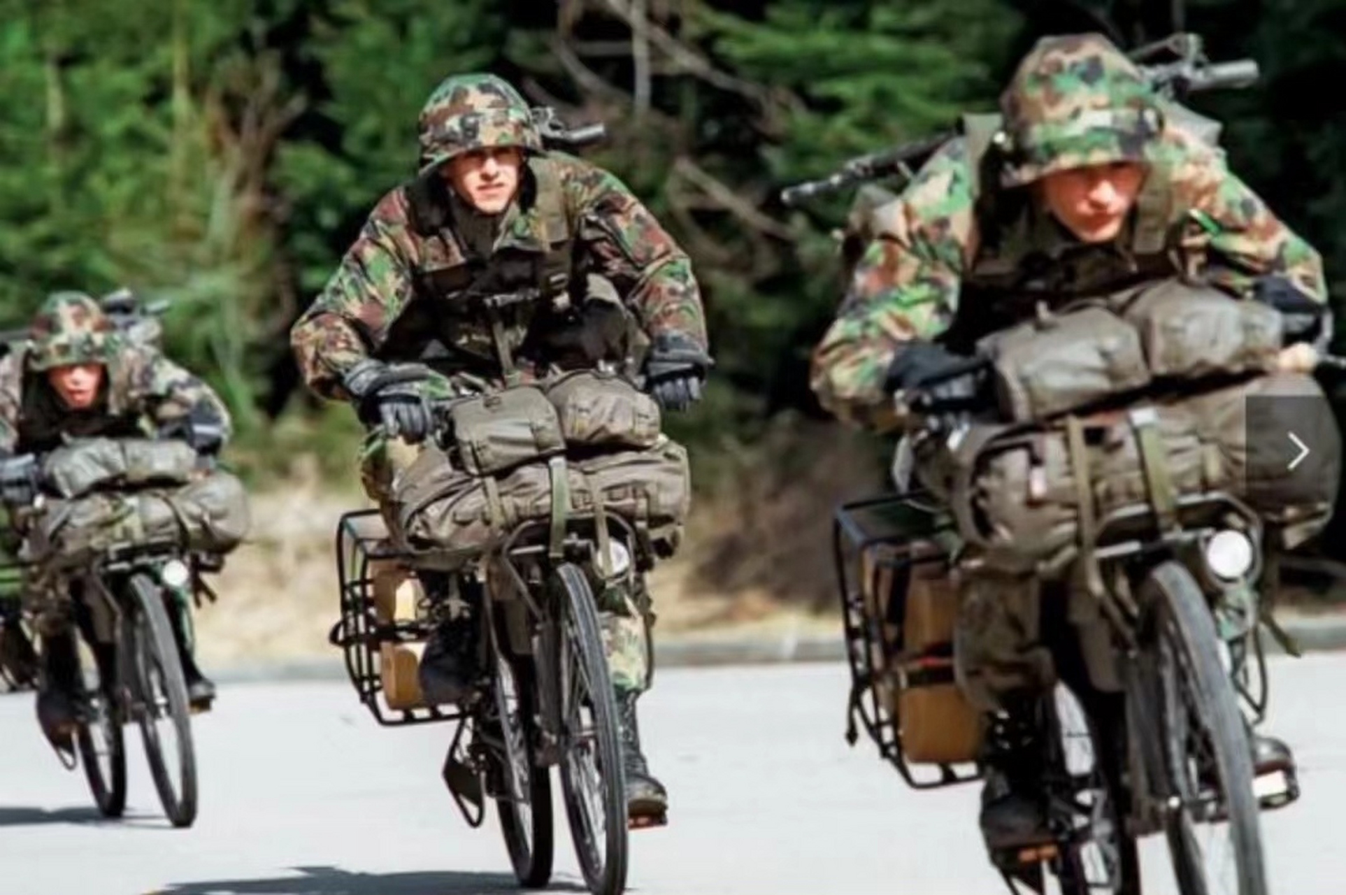 瑞士被誉为自行车大国,其军队也将自行车作为单兵运输装备,并经过改良