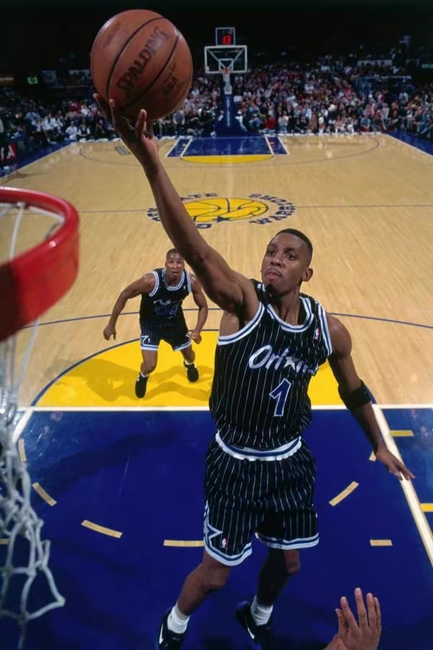 今日火箭主帅盛赞汤普森2米身高的传球能力和防守强度,打出了球队需要