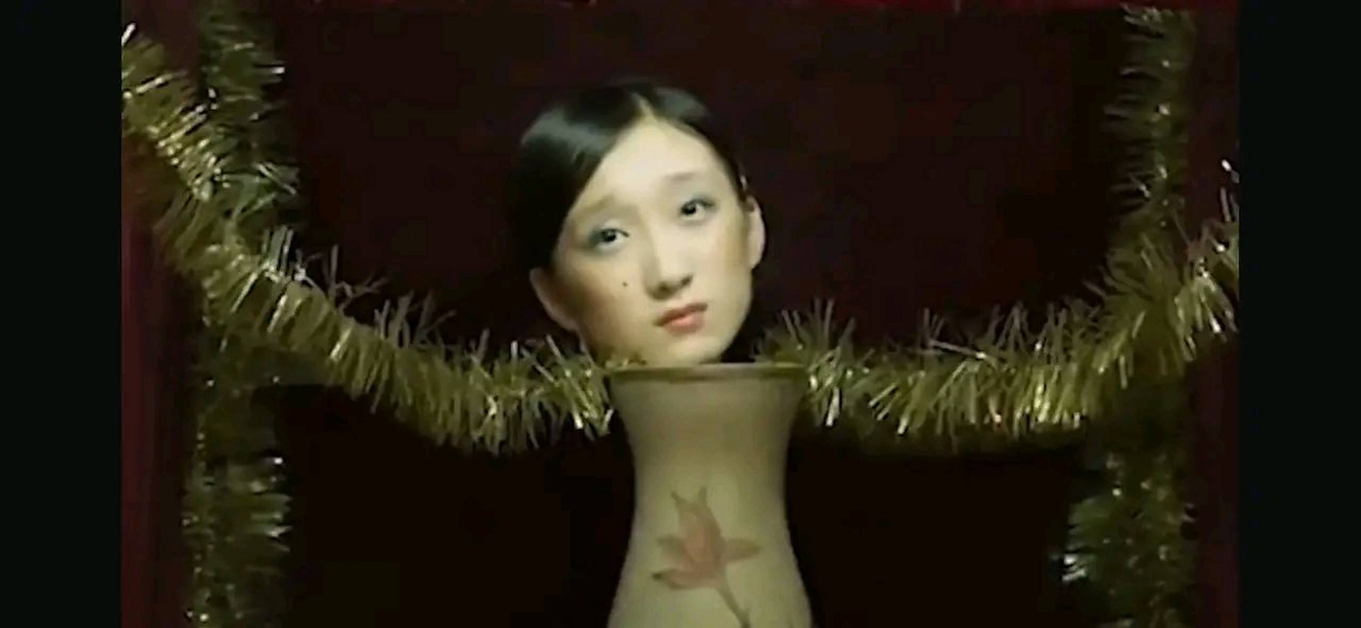 电影《消失的她》里面有一幕,丈夫在泰国畸形秀的舞台上发现了神秘