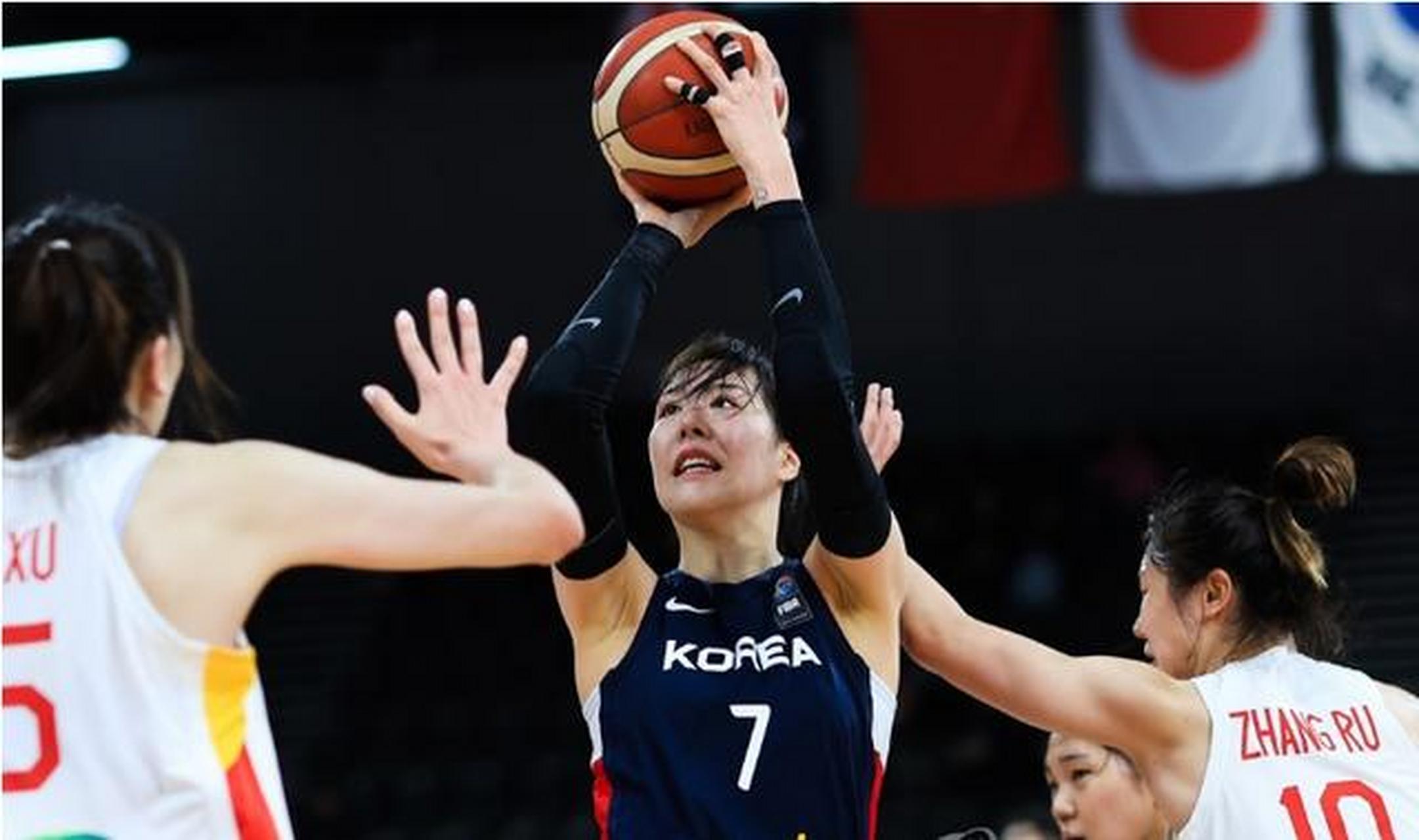 韩国女蓝的朴智秀,身高1.98米,她的精彩表现让人难以忘怀.