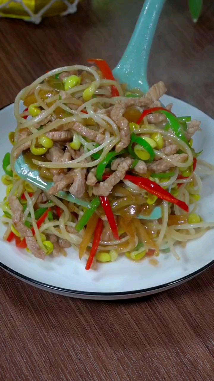 平时没有好菜的时候,试试这个榨菜炒豆芽,简单美味