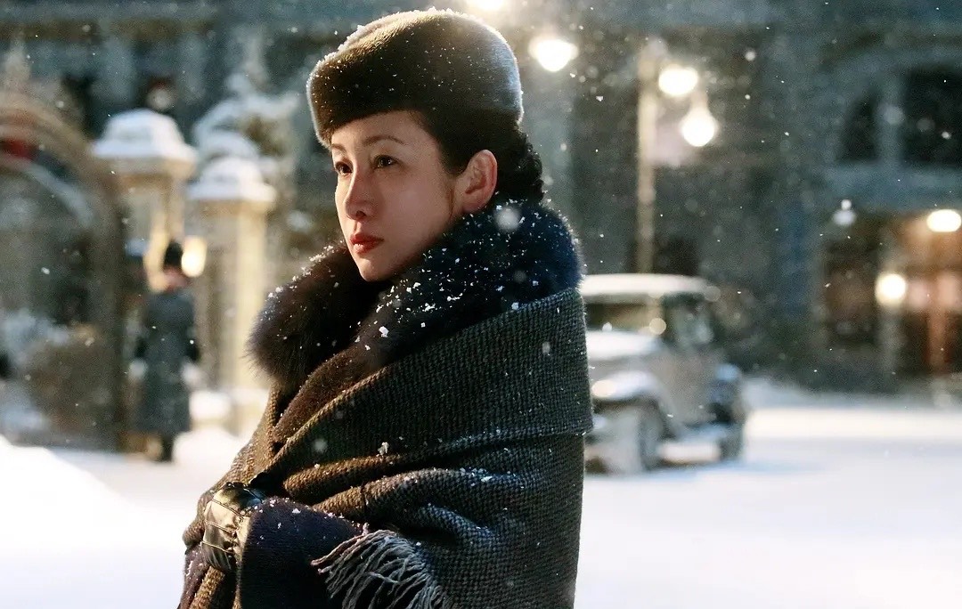 电影《悬崖之上》:刑讯,托孤,徒手掐火,忍不住落泪的8个镜头