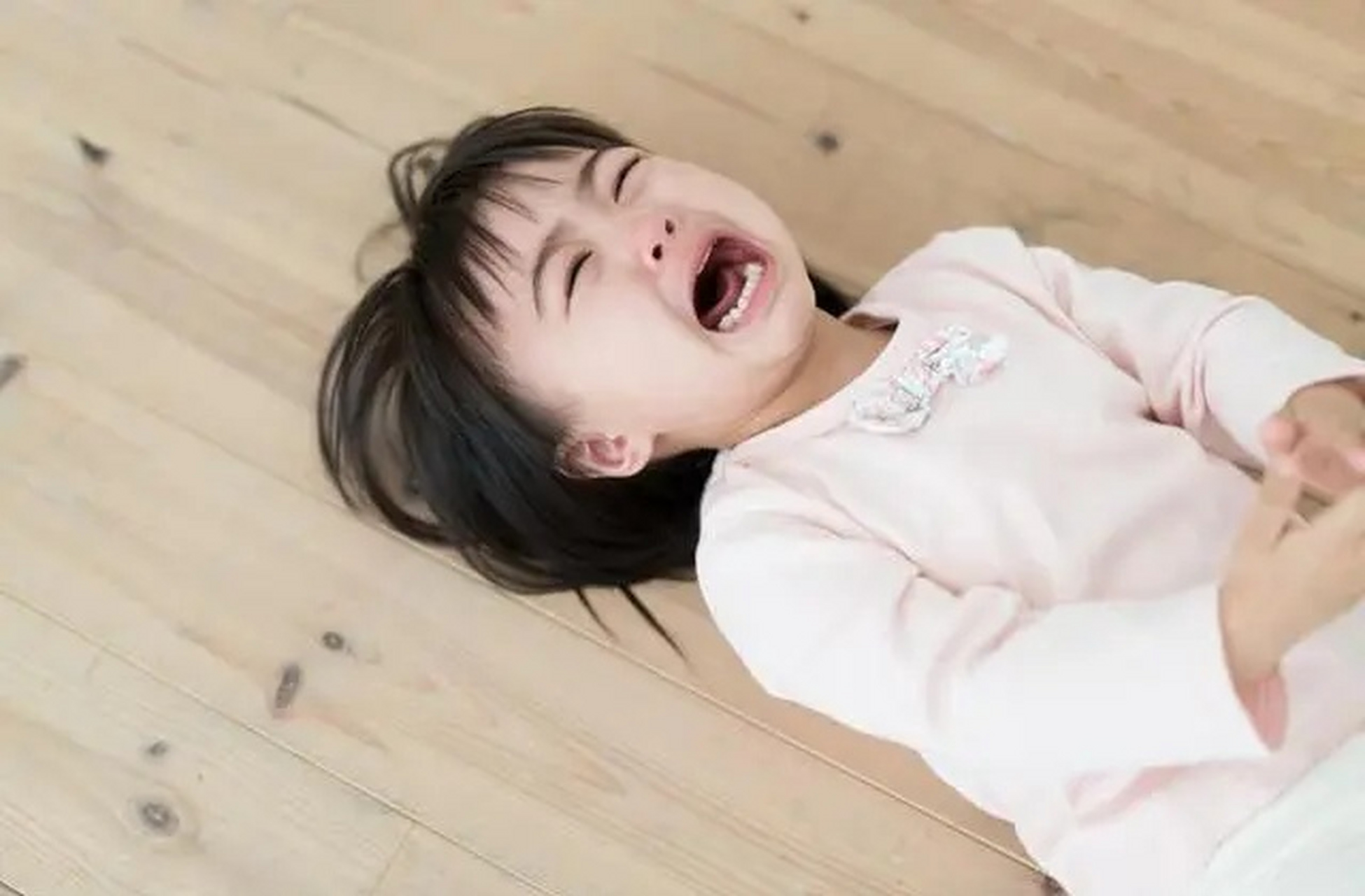 我家孩子动不动就发脾气,又是哭,又是打人,又是摔东西的,真拿他没