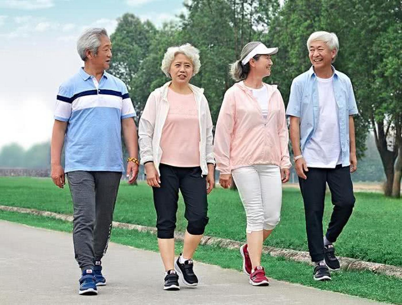 中老年人起床三部曲 由于中老年人身体的各项机能都在下降,尤其是老年