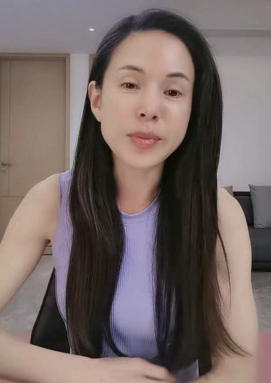 55岁李若彤素颜近照曝光,皮肤白皙仙气足,最美小龙女美貌依旧 李若彤