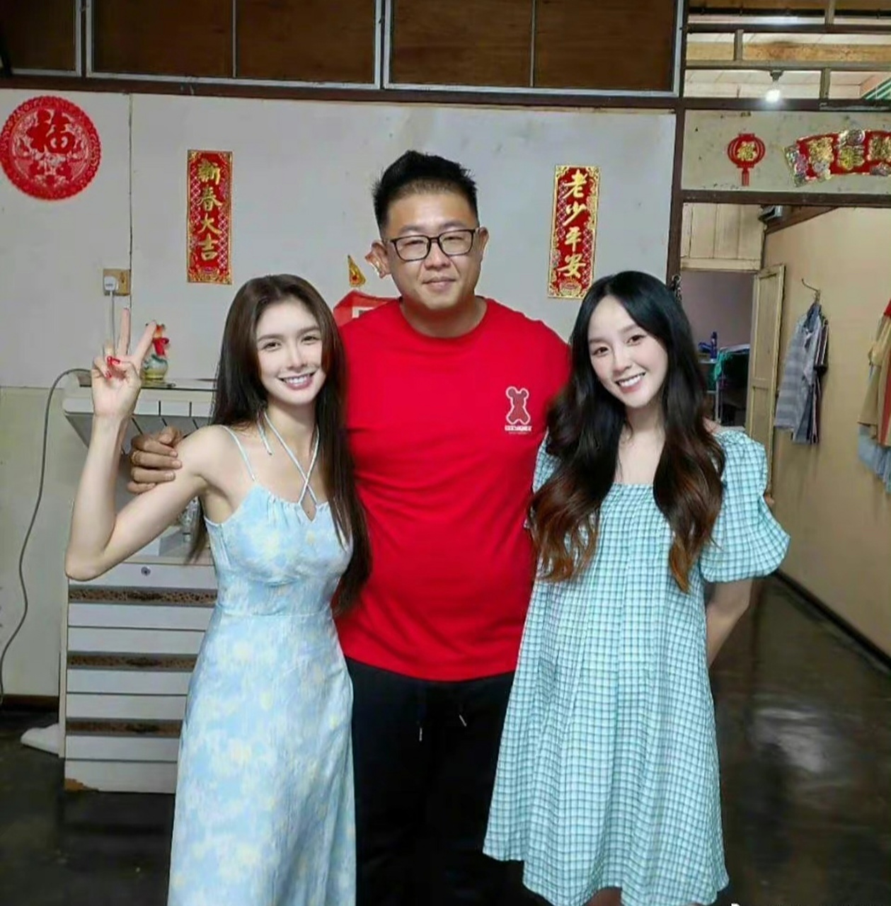 蔡卓宜带王大陆见家人# 蔡卓宜的妹妹在社交平台晒出一张家人的合影