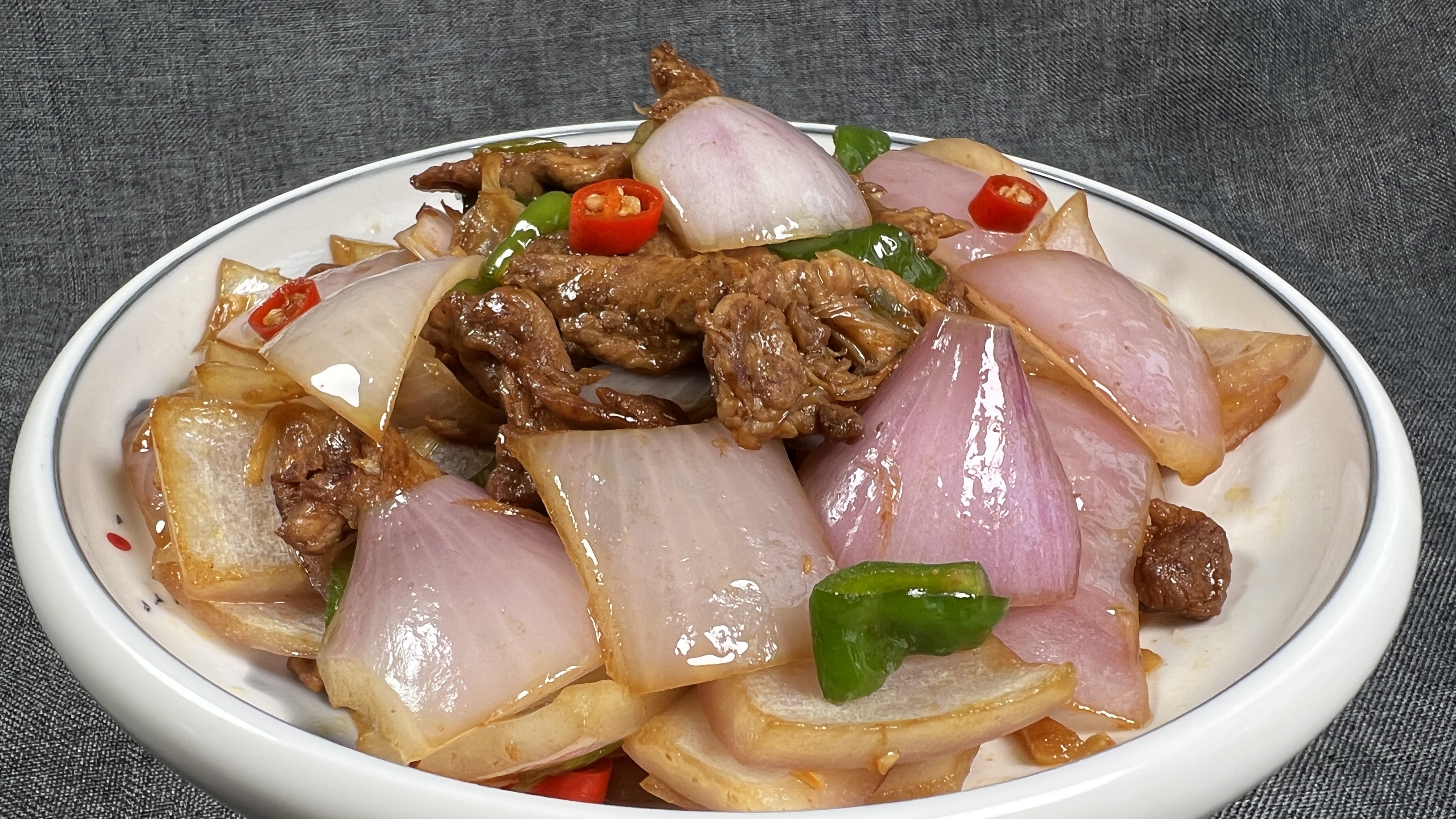 鸡胸肉炒洋葱一定要这样做,鸡肉鲜嫩有诀窍,营养好吃不塞牙