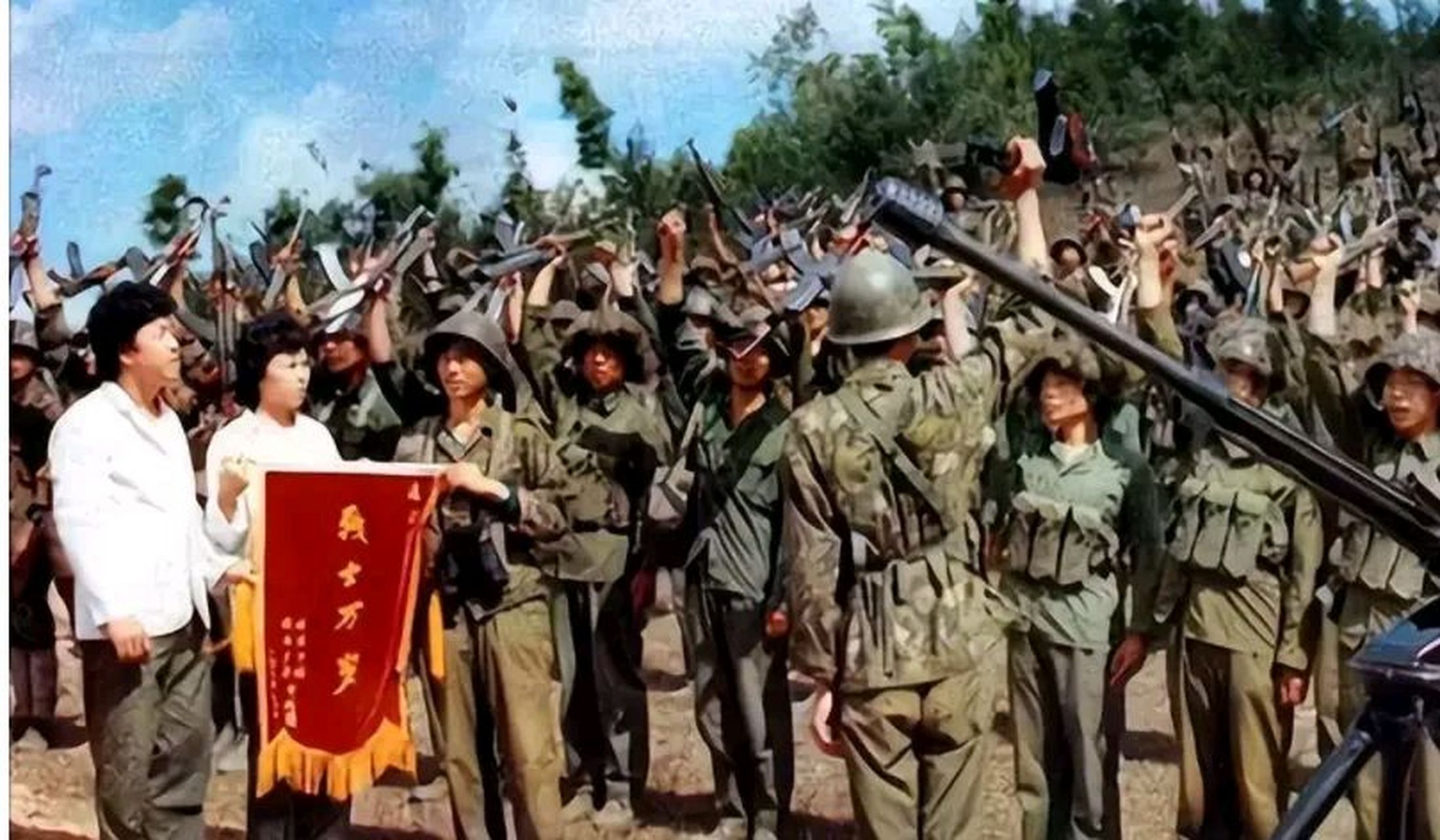 1984年,对越自卫反击战中被嘉奖为一等功的杜海山,因给家里的生活费太