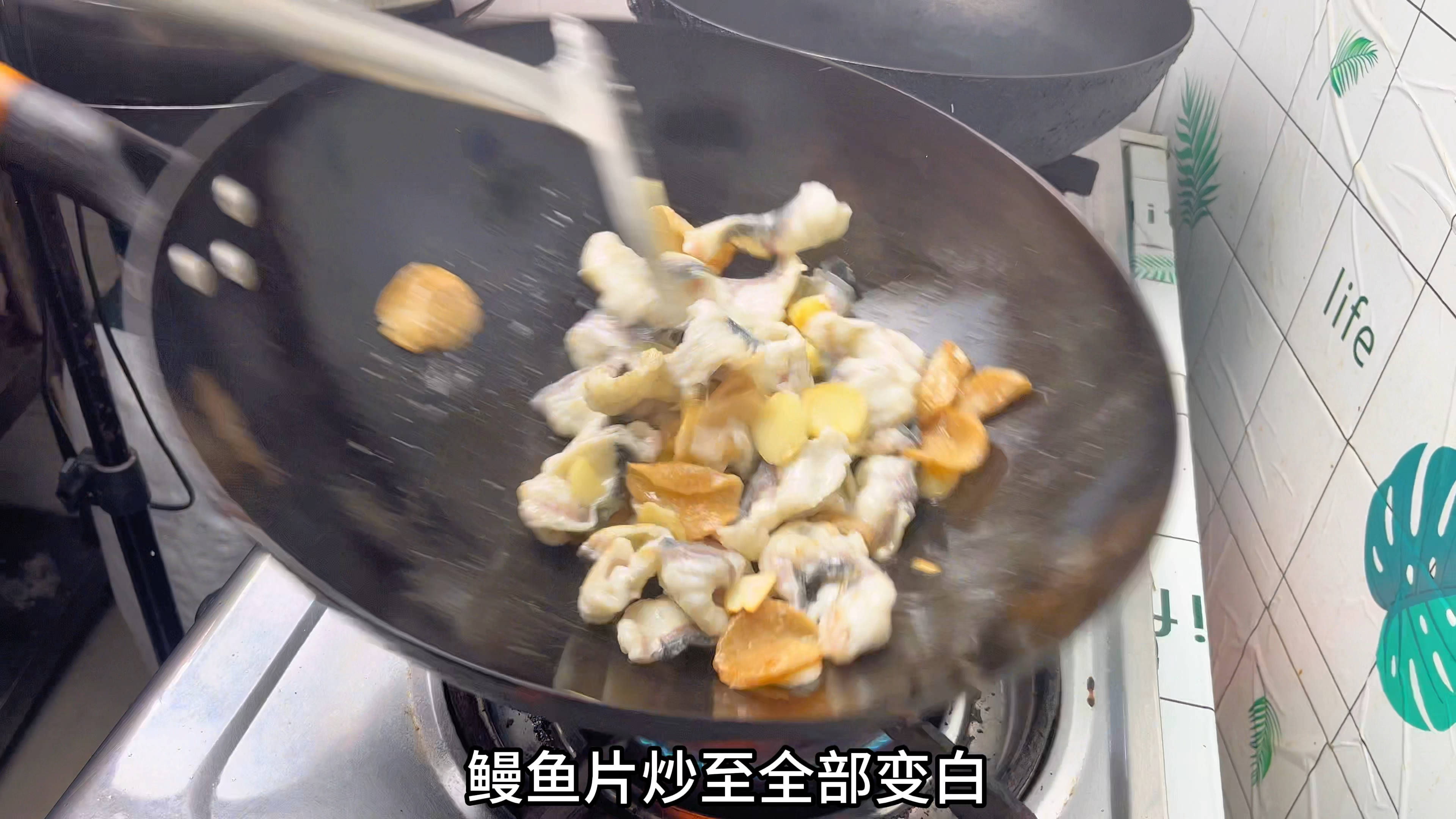 天气冷白鳝肉质肥美,做一道特色萝卜干炒鳗鱼片,鲜嫩入味