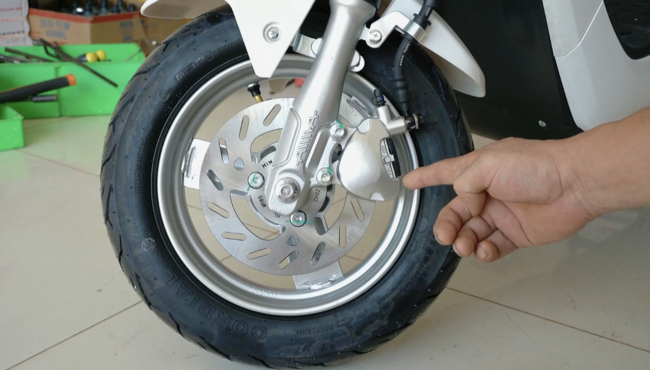 电动车前碟后鼓刹车如何正确配合使用?防止侧滑摔跤