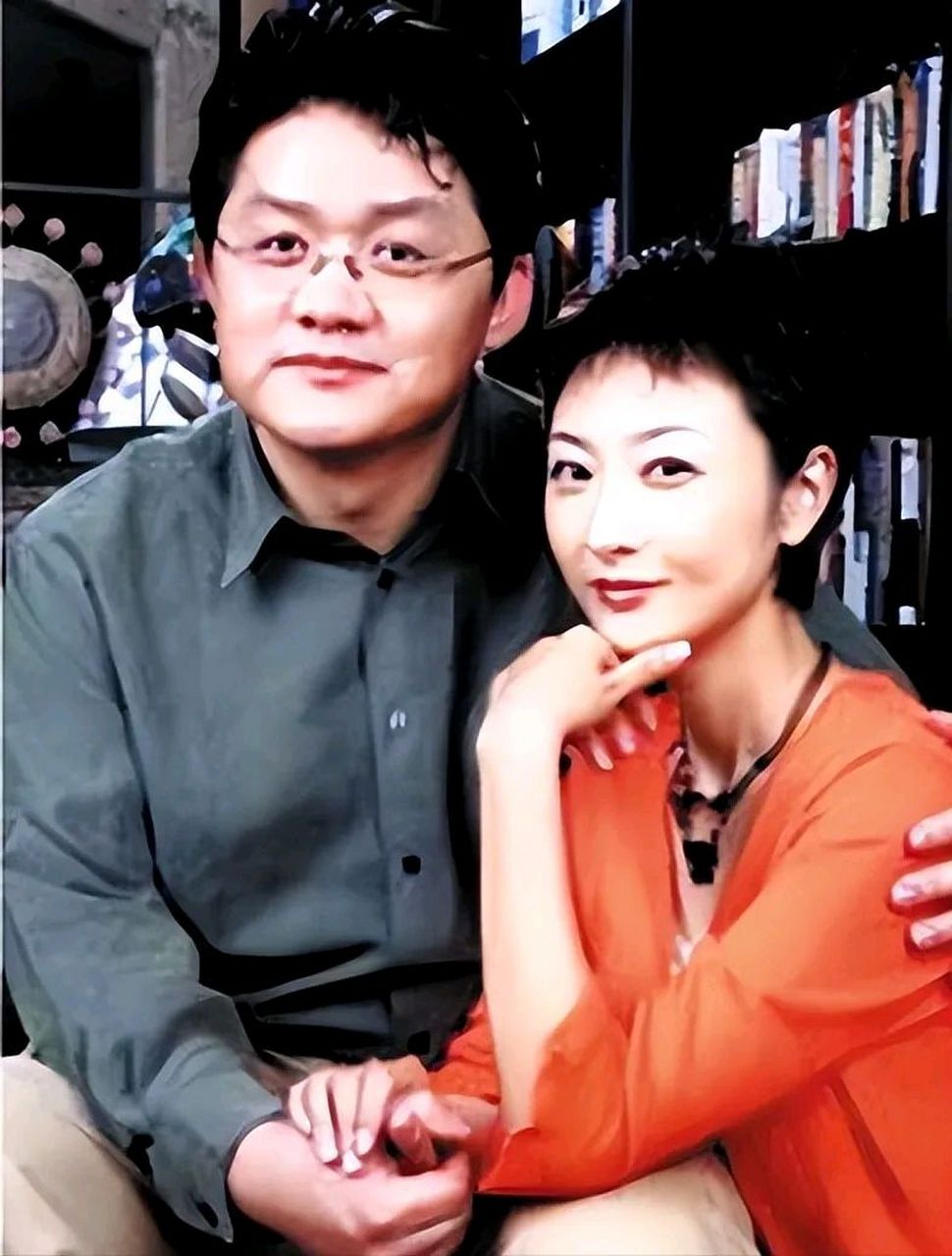 2007年,央视主持人张斌,正在台上主持直播奥运新闻发布会时,妻子