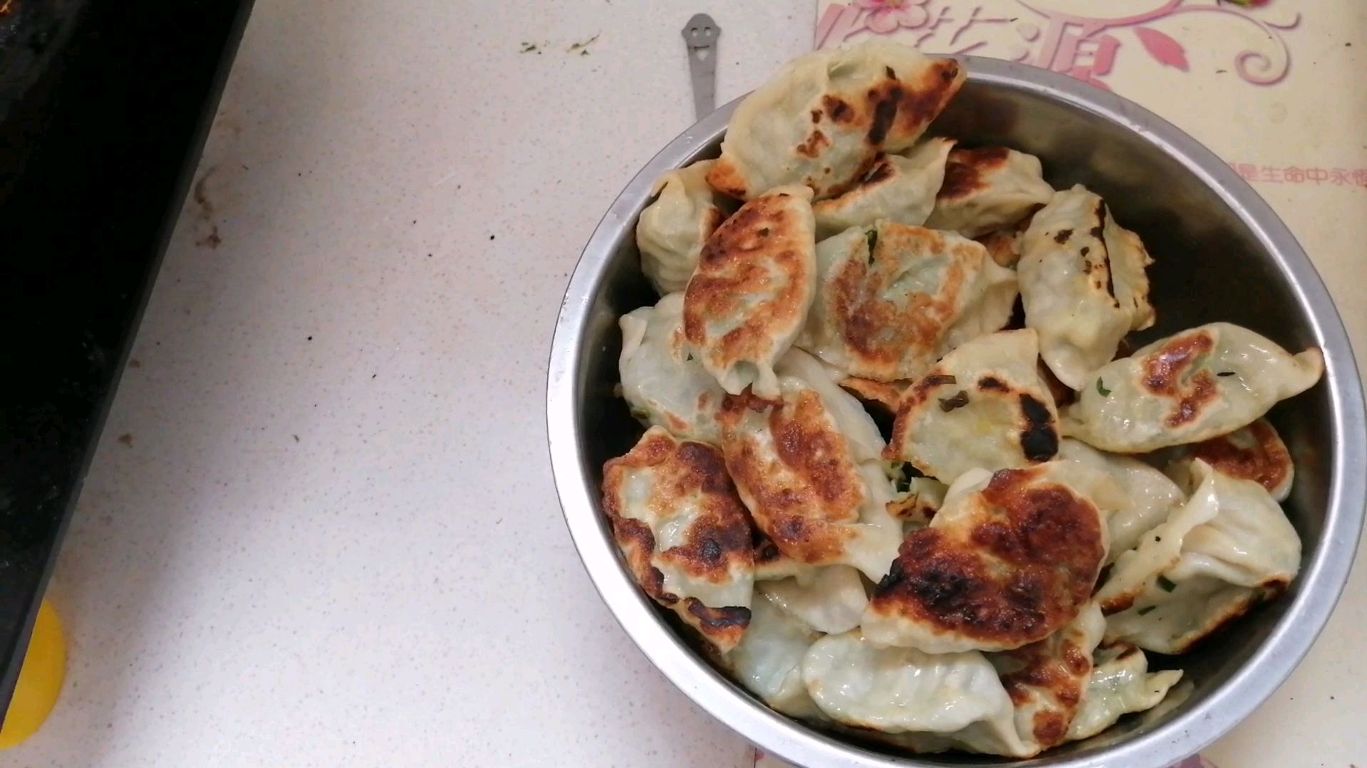 家里煮熟的剩饺子,可以煎着来吃味道会更好