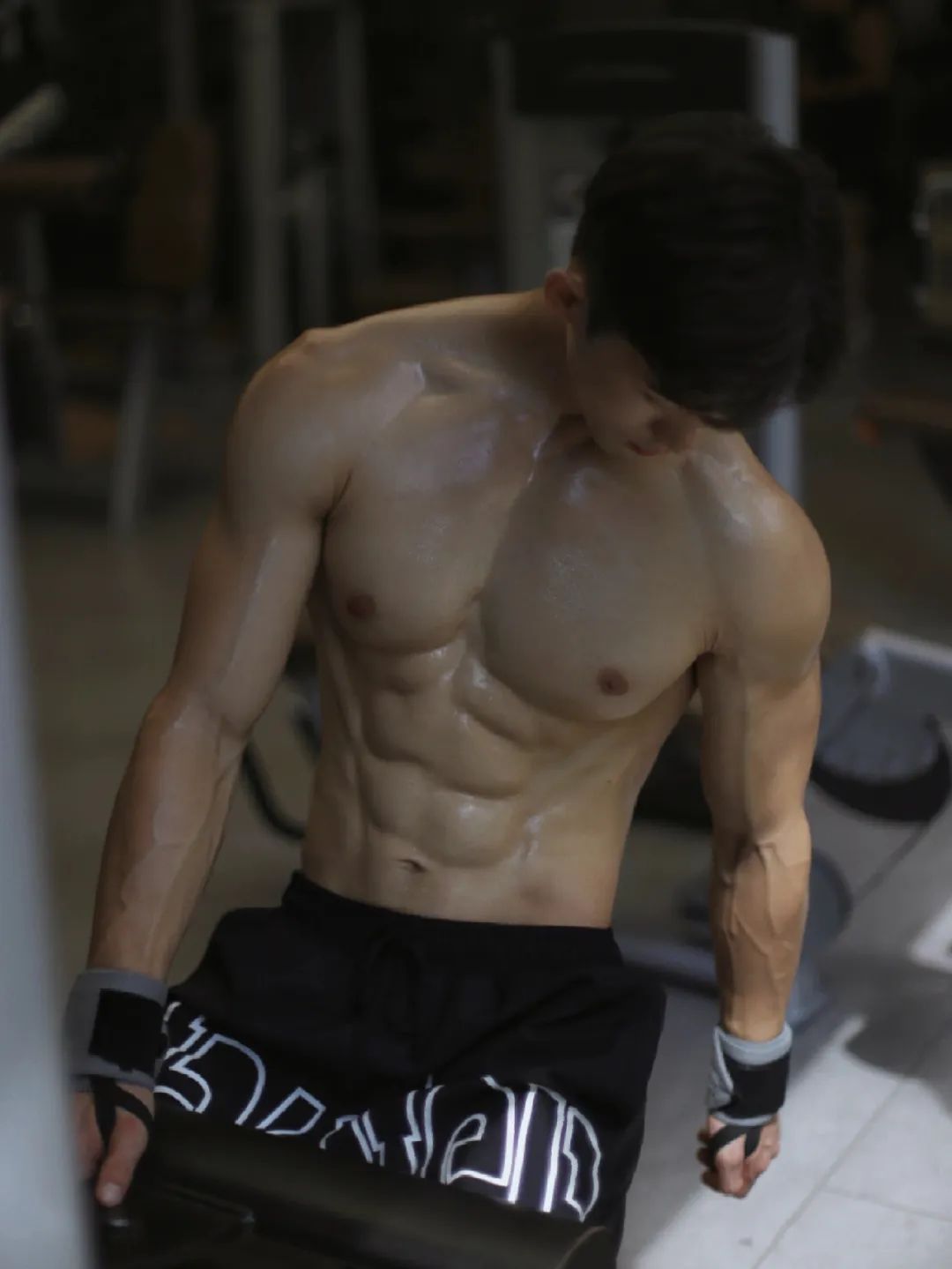 年轻版黄晓明,不仅长得帅,六块腹肌更是诱人啊