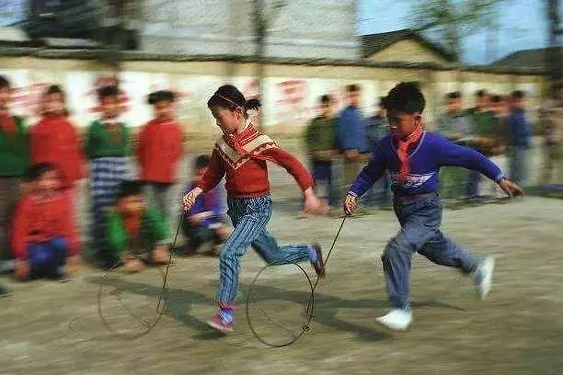 70年代开始,"滚铁环"的游戏开始盛行.