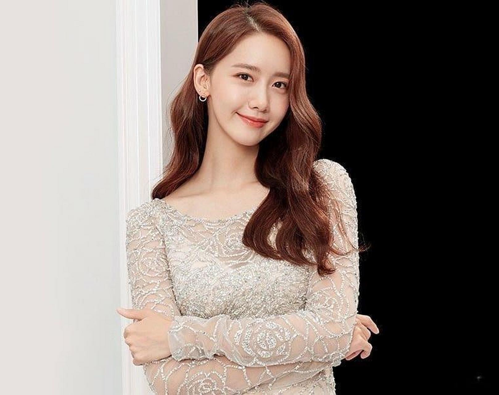 林允儿就是韩国人喜欢的风格,五官和谐的清秀小美女,称不上惊艳,但