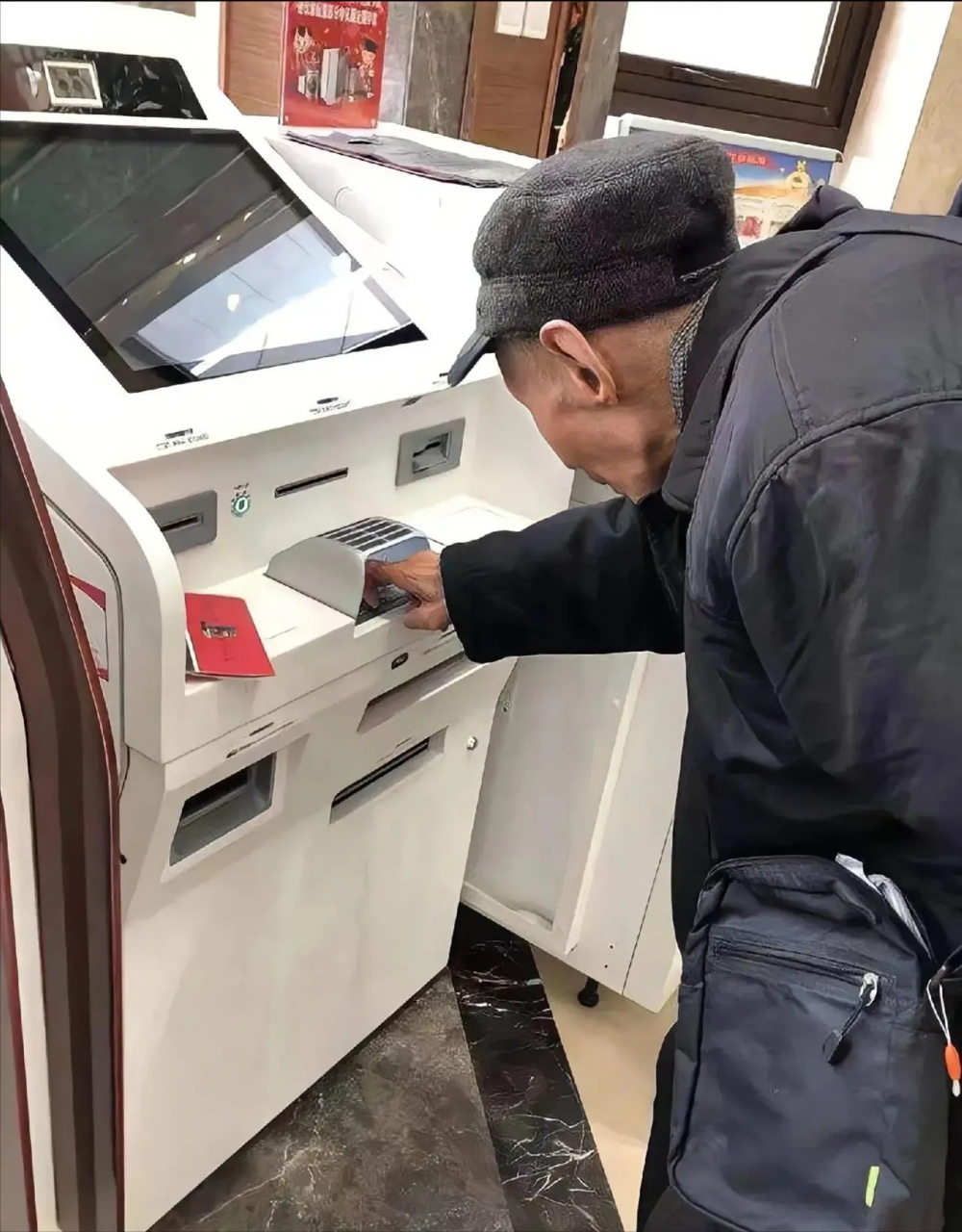 机取了500元钱,他拿着200元去买东西时被告知是假币,他去找银行质问