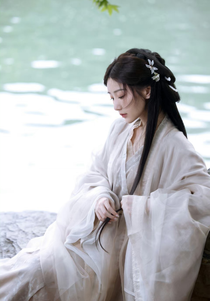 毛晓彤一袭古装, 翩翩起舞水边间. 盈盈一水间, 如花似玉仙.