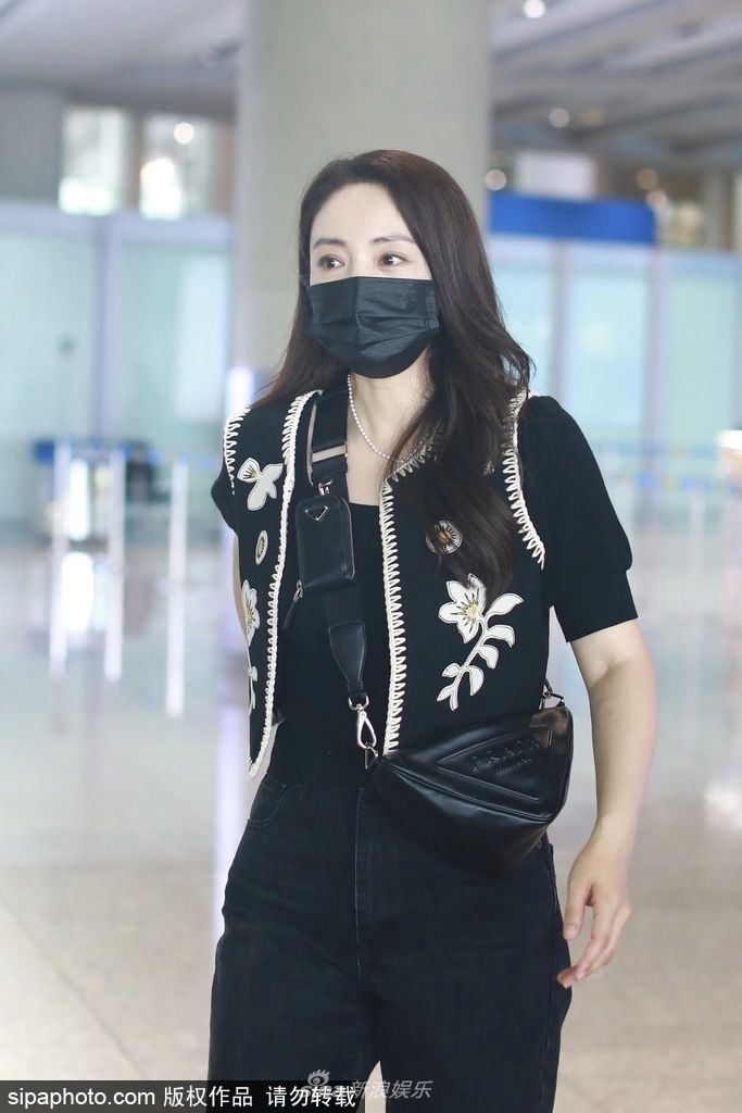 组图：董璇黑长直造型现身机场微笑冲镜头打招呼亲和力满满