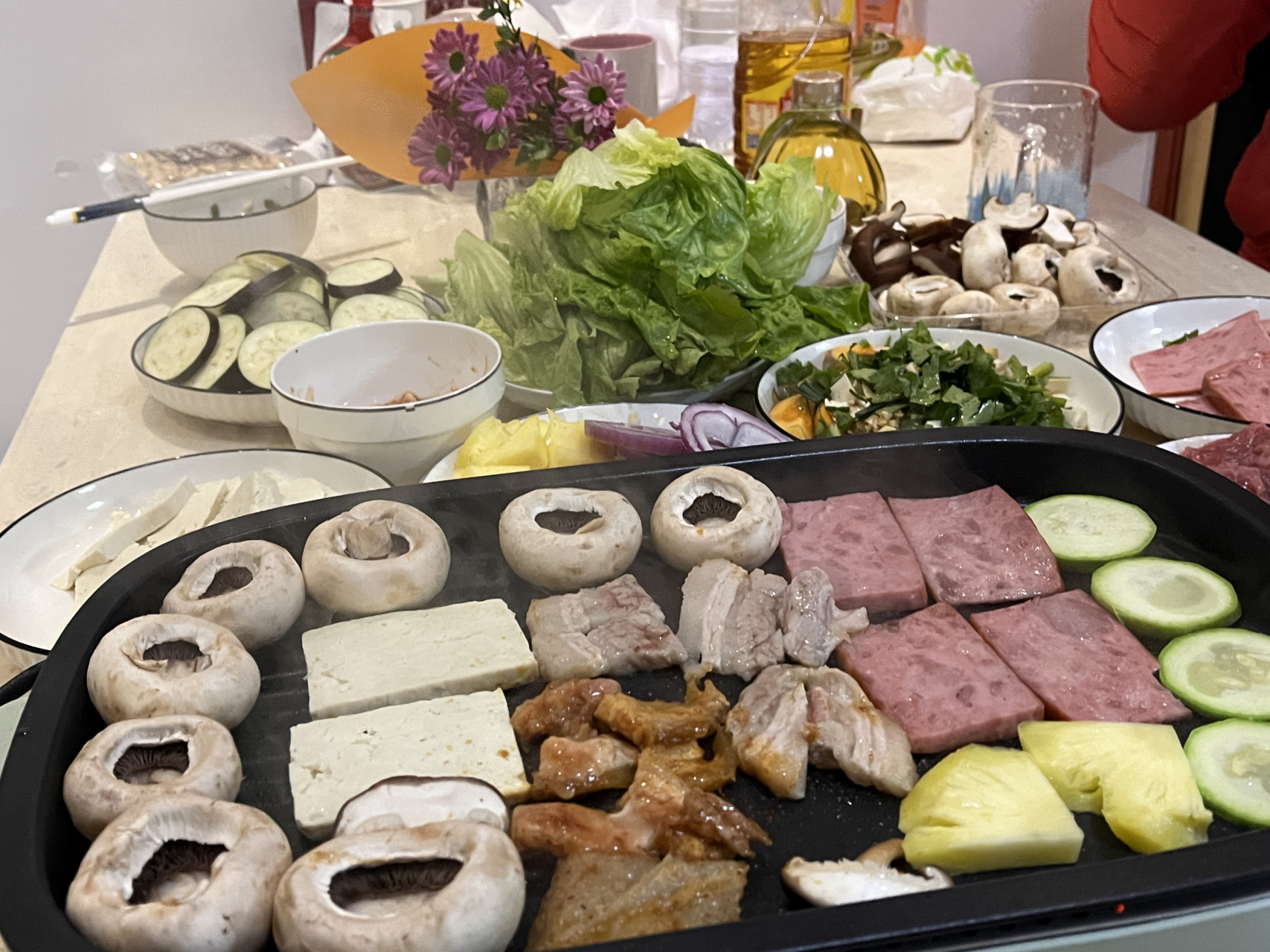 周末就要吃家庭烤肉呀~  烤肉准备的食材如下: 菠萝,香蕉,五花肉,牛肉