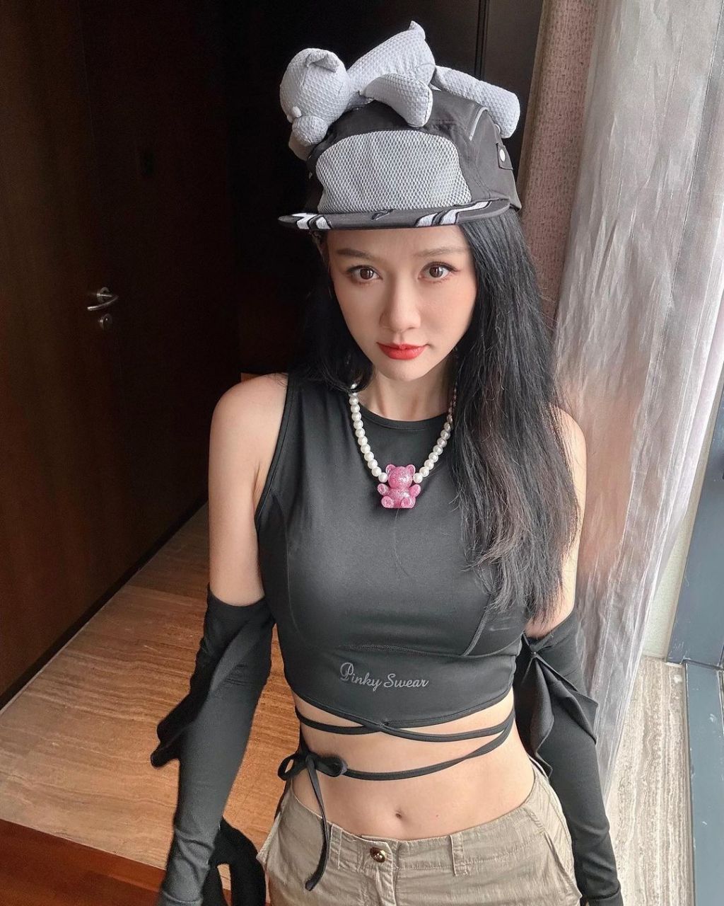 小熊的项链和帽子非常可爱. #明星动态# #明星穿搭# #陈乔恩