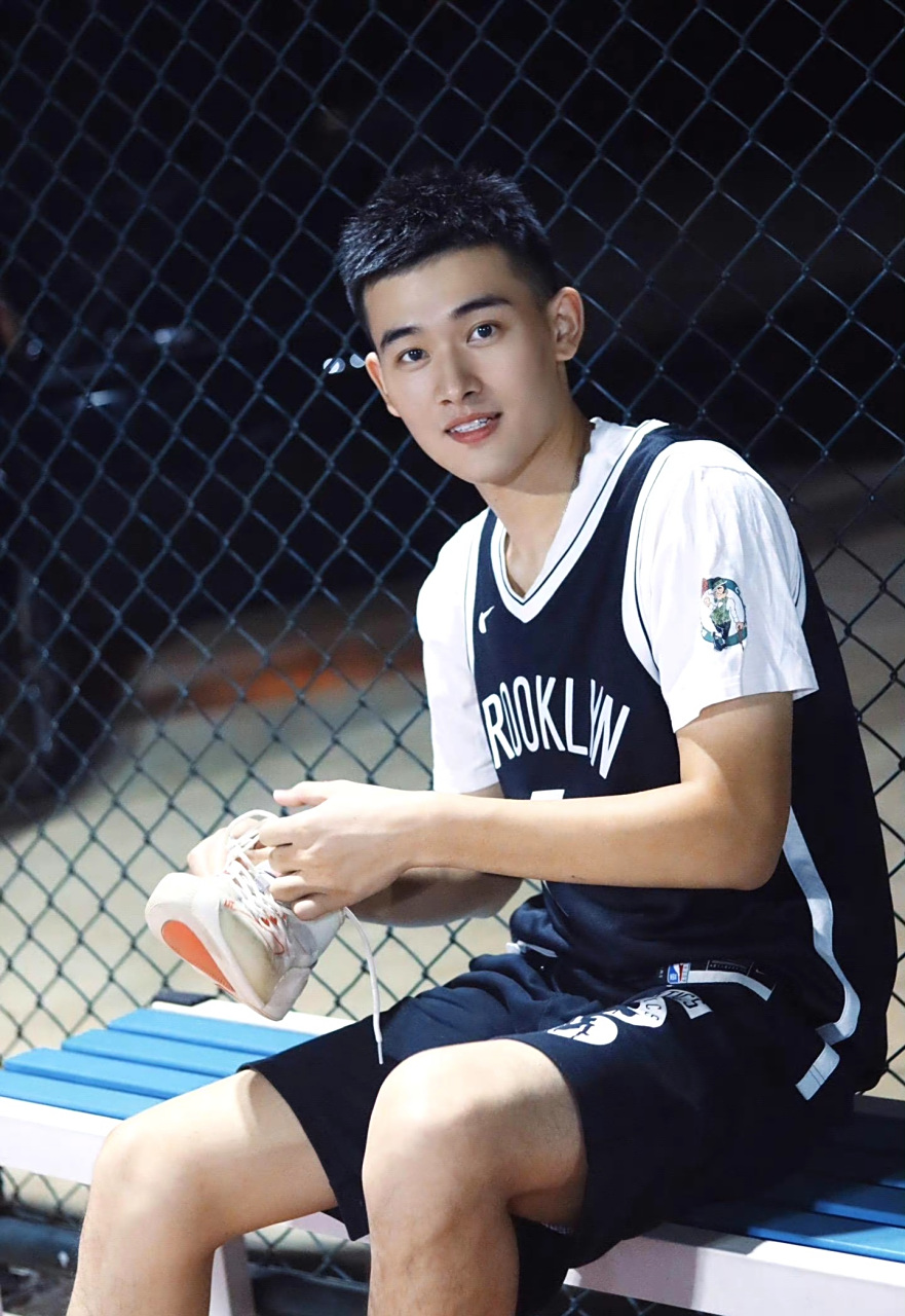 清爽阳光男生,今晚篮球场上见#篮球# #帅哥