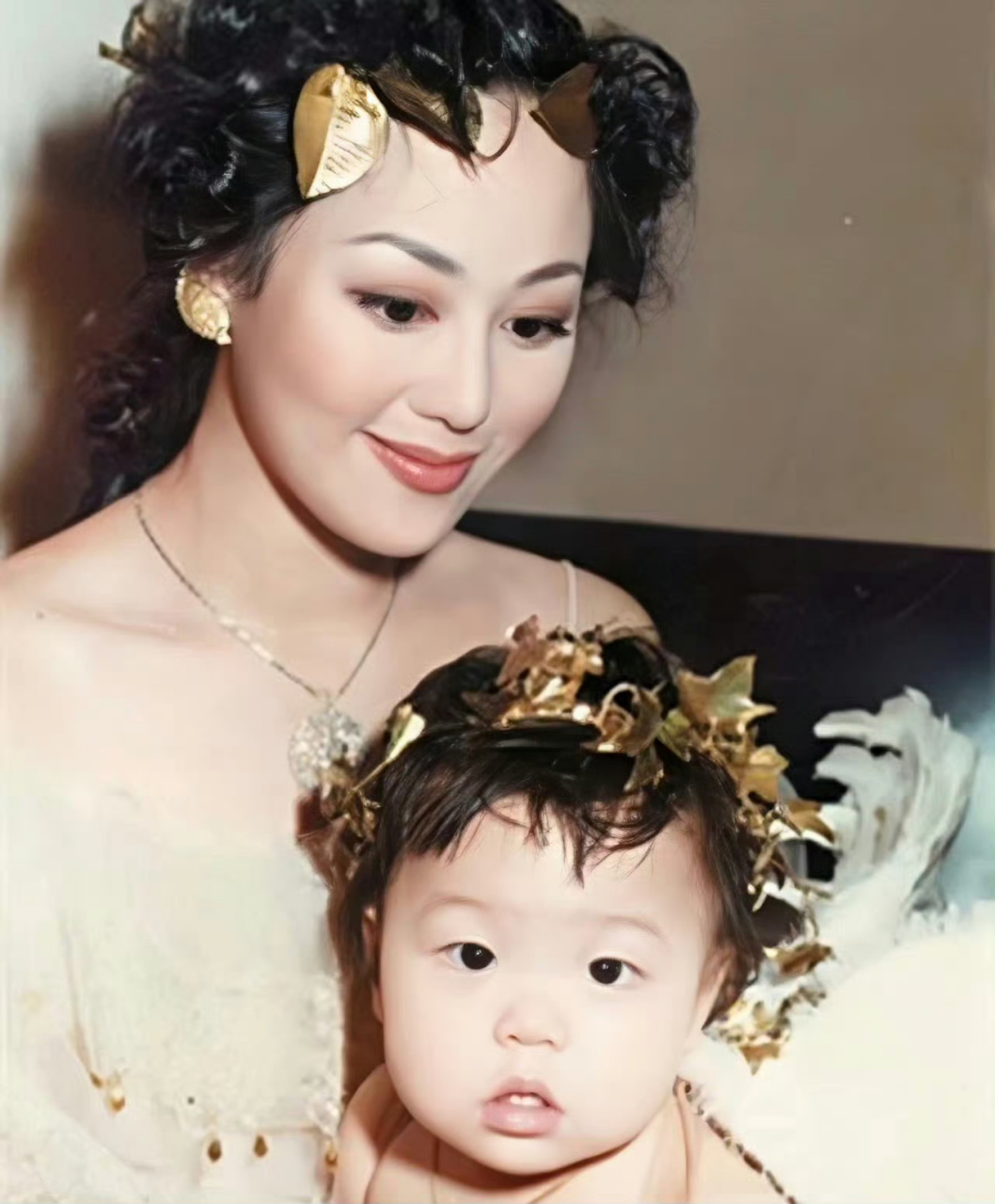 章小蕙年轻的时候真是珠圆玉润又美又娇,脸蛋甜美身材火辣,妥妥的人间