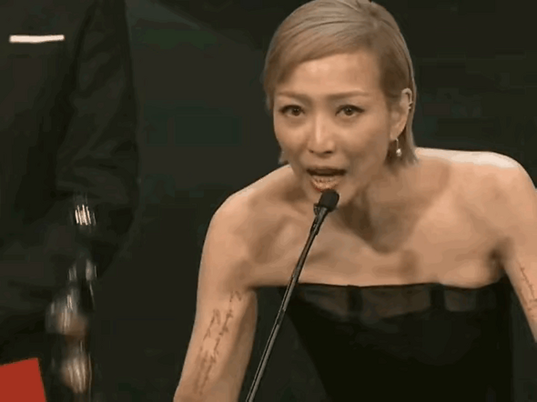 51岁郑秀文出席红毯,金色短发与黑裙,风华不减当年,纹身令人瞩目!