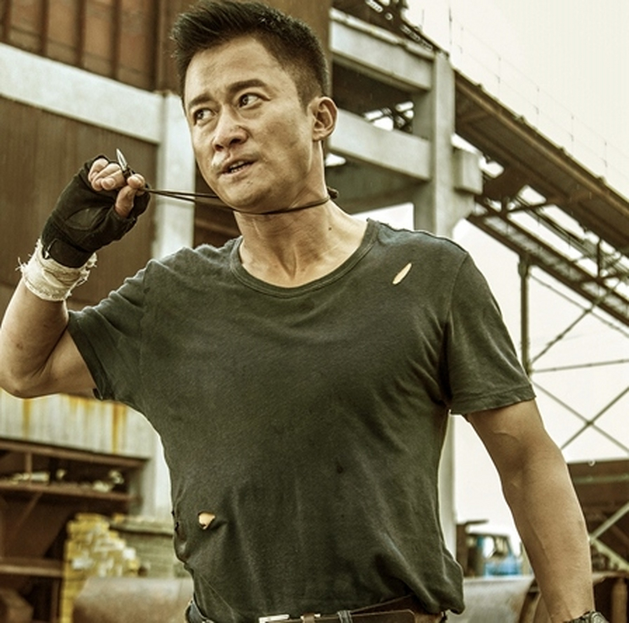 为吴京这个钢铁猛男点赞,戏里他是一个爱国军人,戏外他同样有着一颗