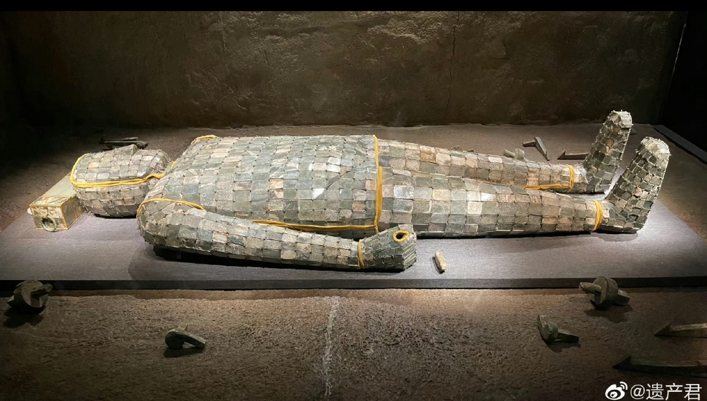 徐州火山西汉刘和墓出土的银缕玉衣,为目前西汉时期唯一未被扰动的银