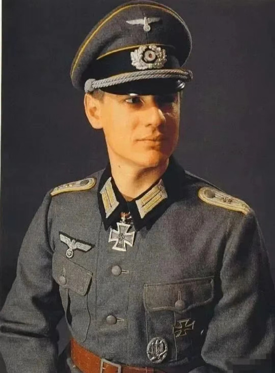 德军军服以其华丽,装饰精美,做工精致等闻名于世,特别是军官的军服都