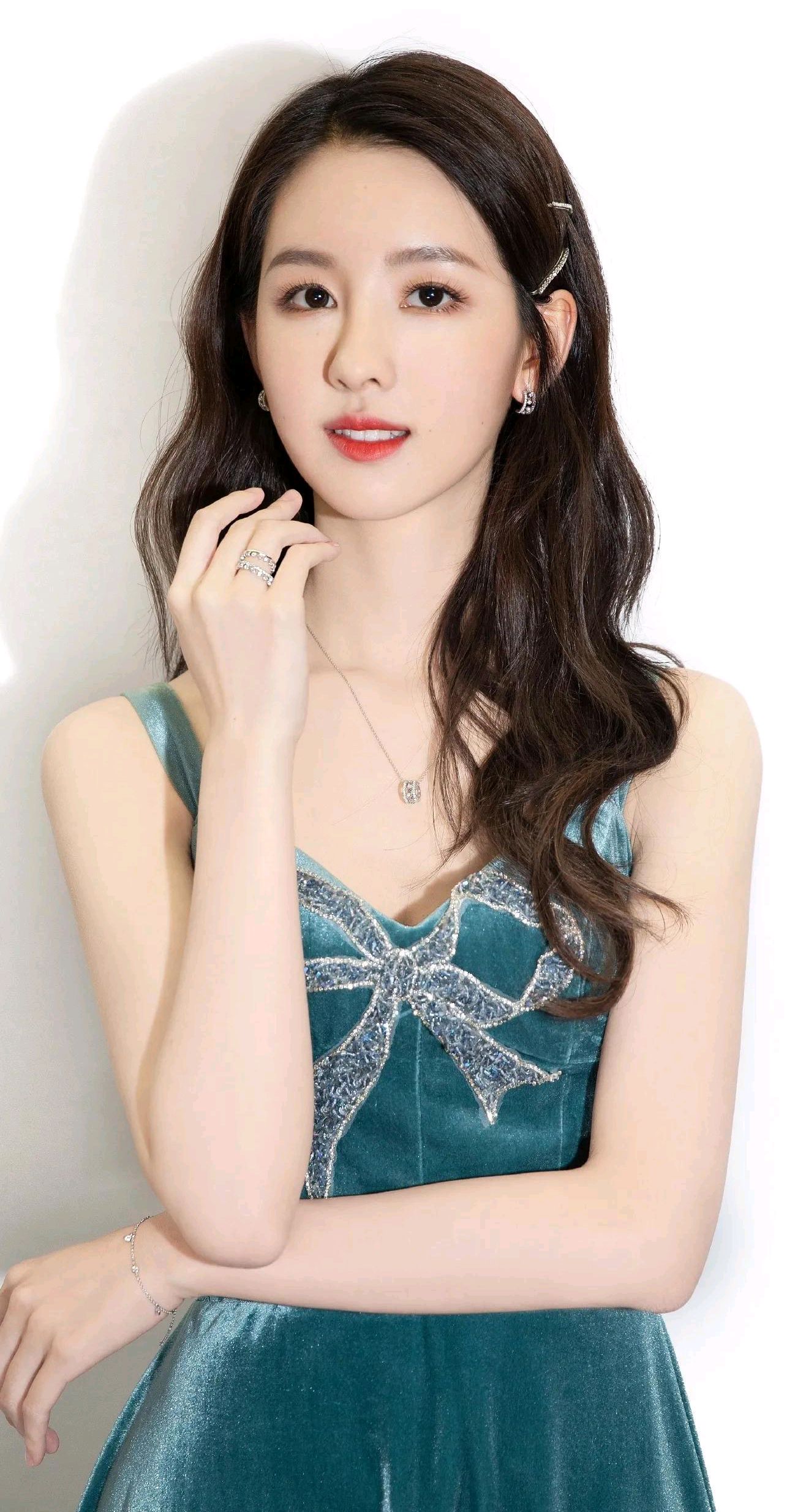 气质美女陈都灵,肤白貌美,令人怦然心动