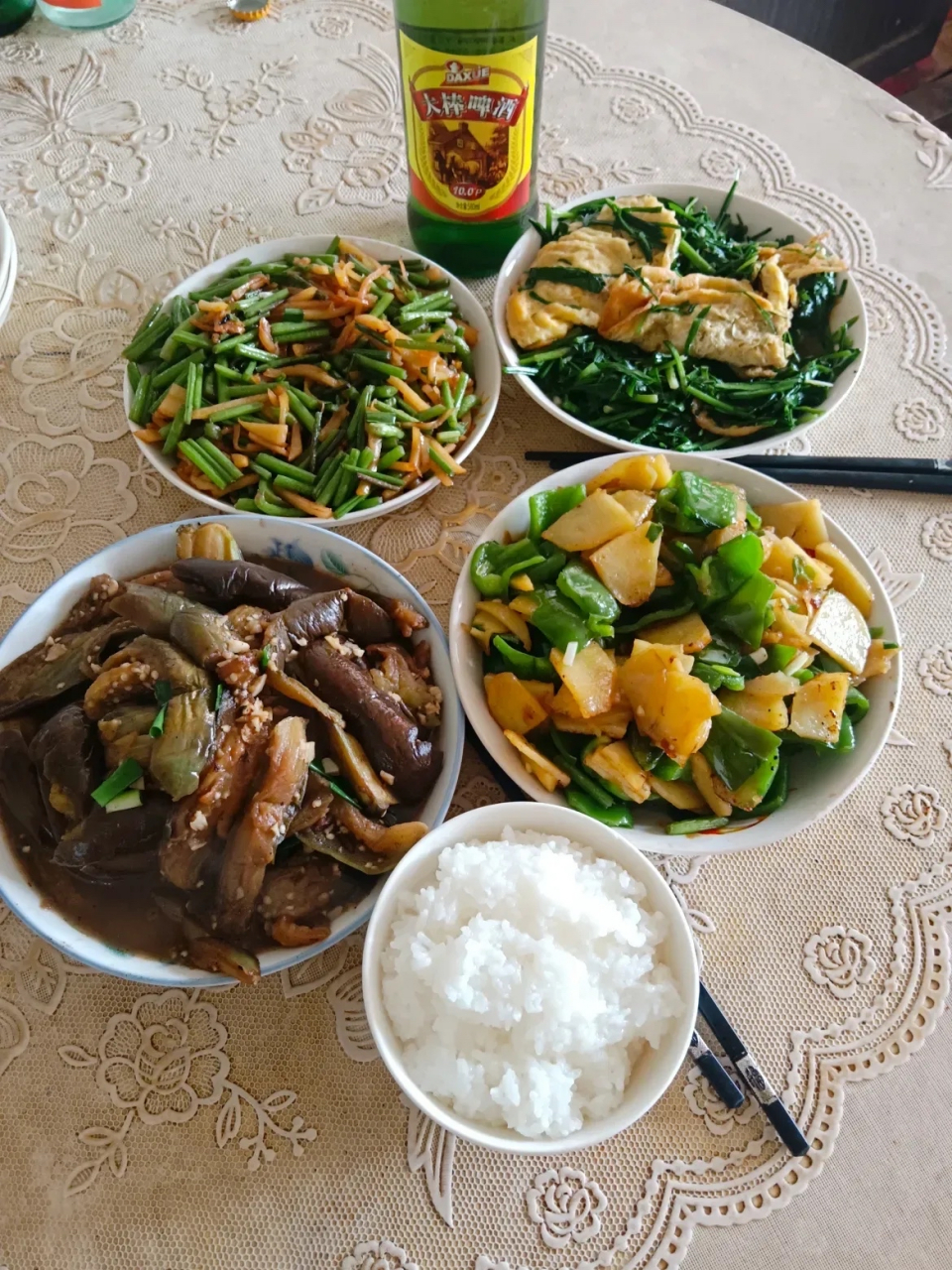 今晚这四个菜太硬了,绝对是下酒菜,一般人家都吃不起这种菜[流泪]