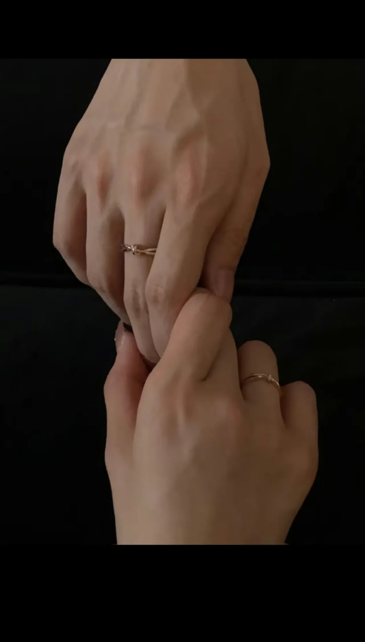 心里住着一个人,是一辈子的思念 若不是喜欢,谁愿意自作多情 若不是