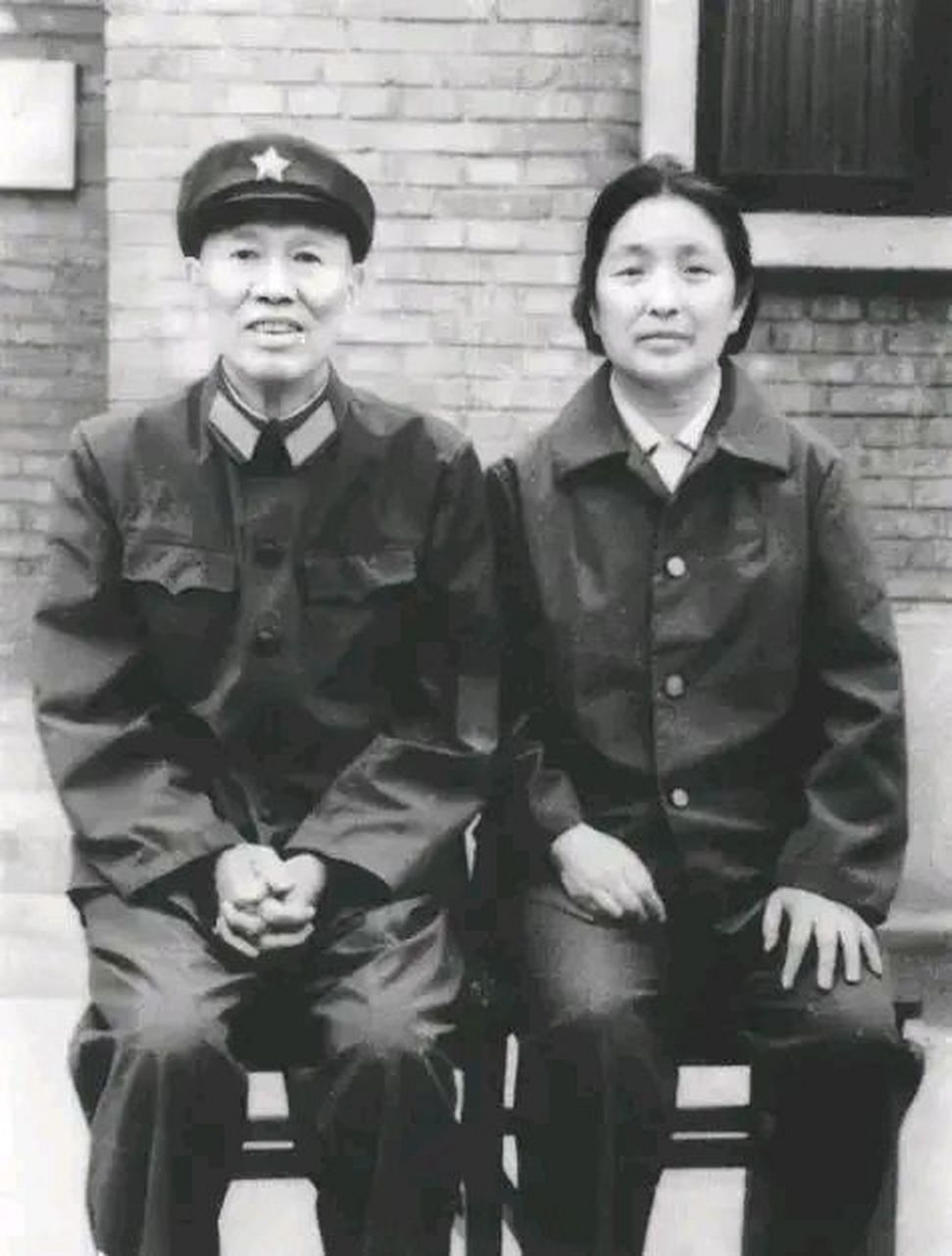 这是70年代,邓华和妻子李玉芝,一张罕见的留影,邓华将军在开国上将中