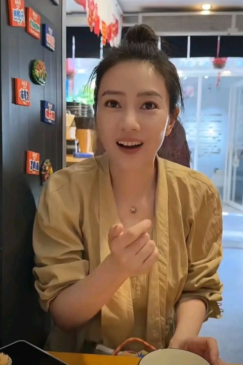 高圆圆吃饭真讲究,饭刚端上来就拿出自己的筷子,不用餐馆的餐具,是有